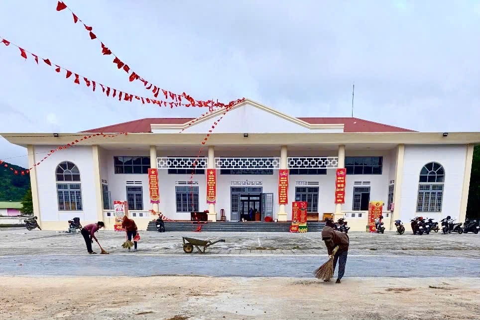Tổng dọn vệ sinh và chỉnh trang khuôn viên Nhà văn hóa xã