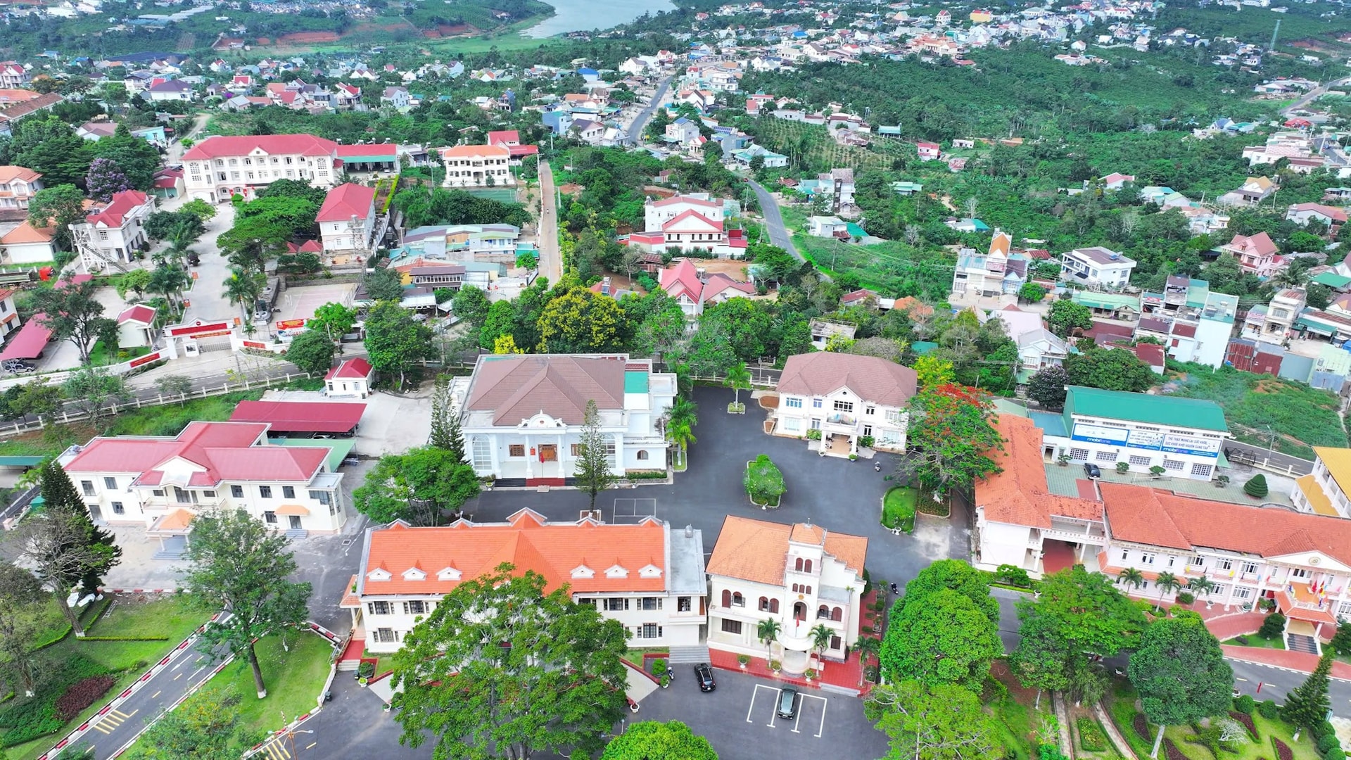 ຕາ​ແສງ Di Linh ກ້າວ​ເຂົ້າ​ສູ່​ສະ​ໄໝ​ໃໝ່ ດ້ວຍ​ຄວາມ​ຕັ້ງ​ໃຈ​ສ້າງ​ບາດ​ກ້າວ, ນຳ​ທ້ອງ​ຖິ່ນ​ພັດ​ທະ​ນາ​ຢ່າງ​ຮອບ​ດ້ານ ແລະ ຍືນ​ຍົງ.