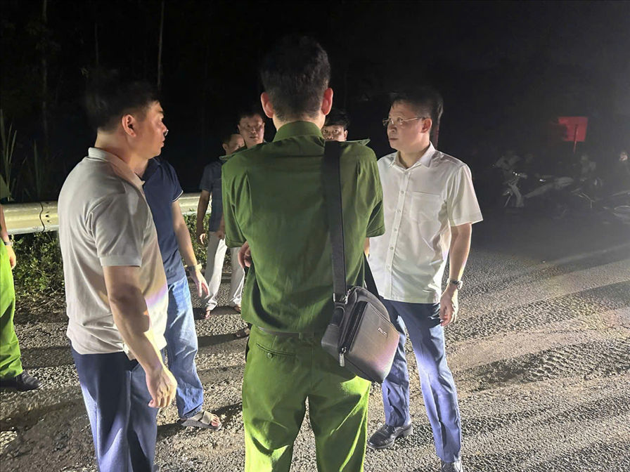 Thiếu tướng Nguyễn Minh Tuấn, Giám đốc Công an tỉnh trực tiếp có mặt tại hiện trường chỉ đạo công tác bắt giữ đối tượng, đảm bảo an toàn tính mạng cho nạn nhân và người dân xung quanh.