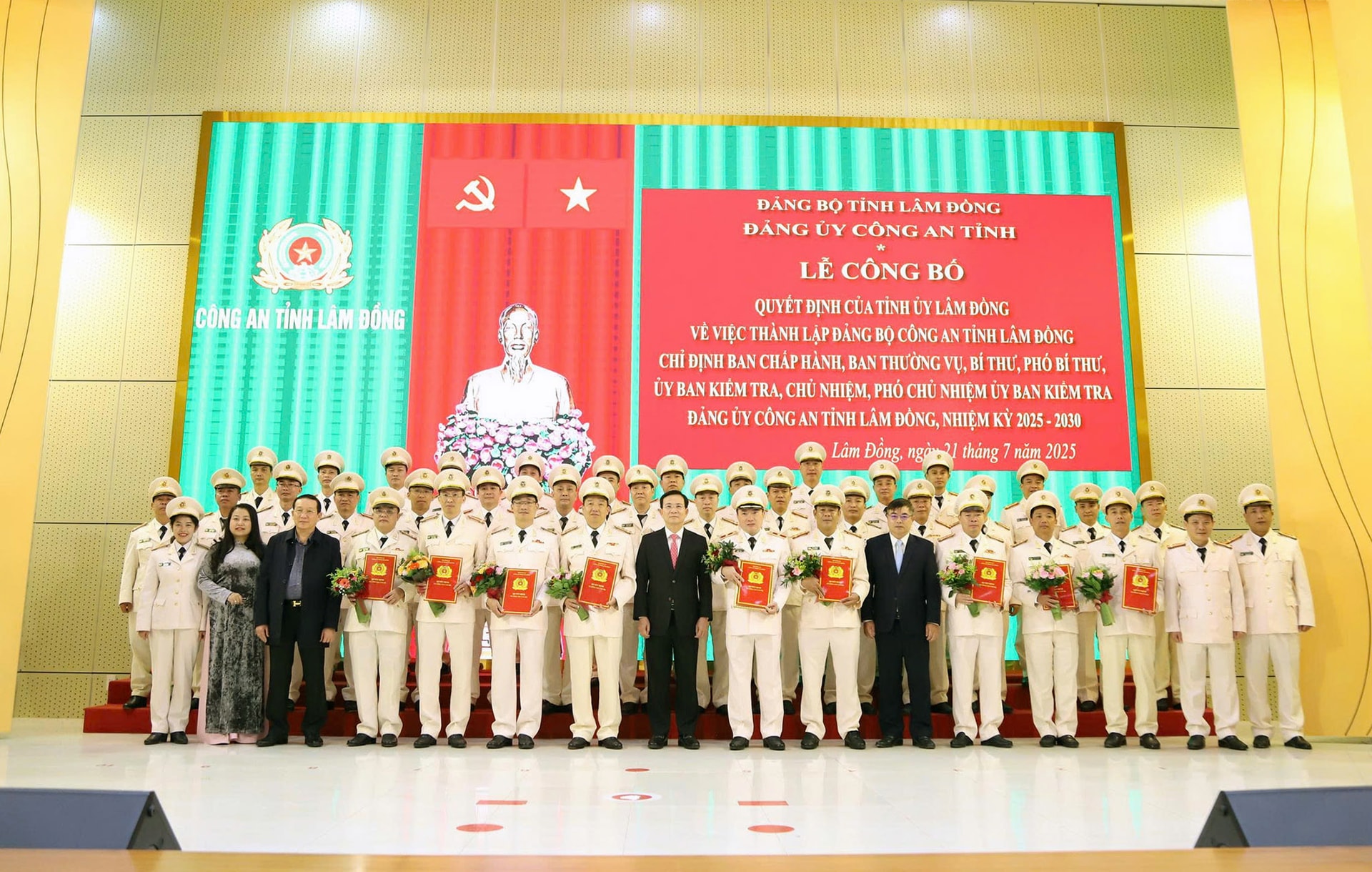 Các đại biểu chụp hình lưu niệm