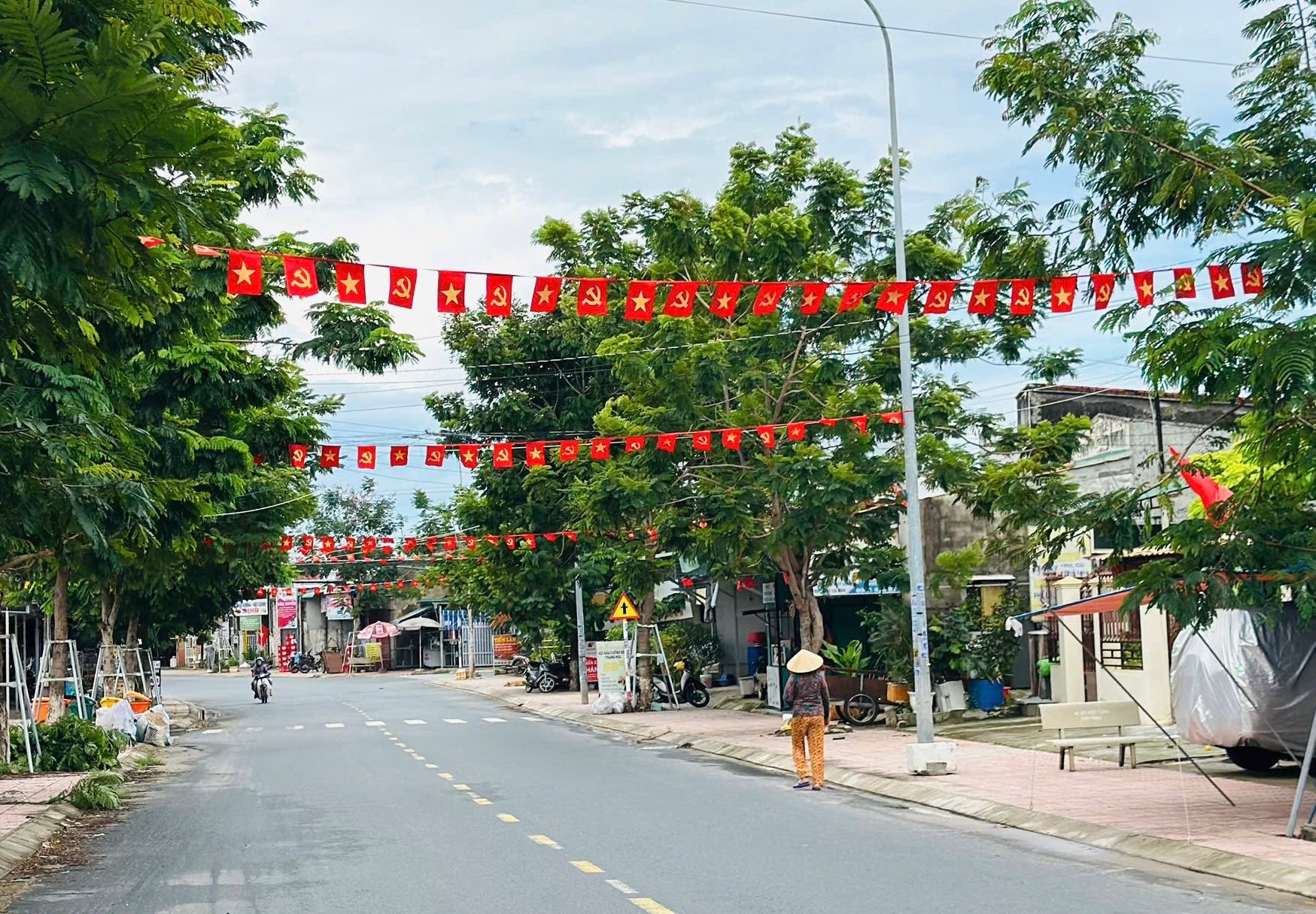 Các tuyến đường chính trên địa bàn phường Phước Hội được trang hoàng rực rỡ với cờ Đảng, cờ Tổ quốc, tạo không khí vui tươi, phấn khởi chào mừng Đại hội