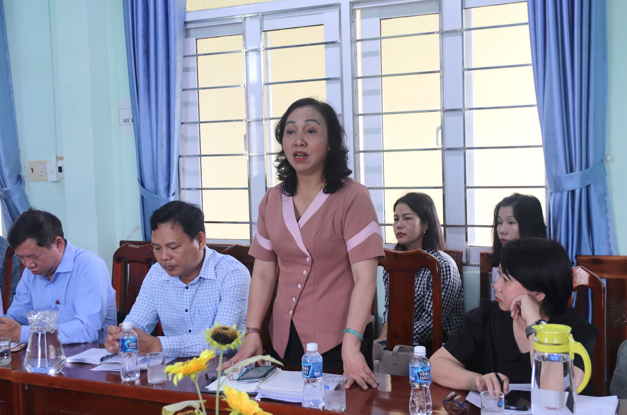 Đại diện lãnh đạo các sở trả lời và hướng dẫn các xã thực hiện nhiệm vụ 