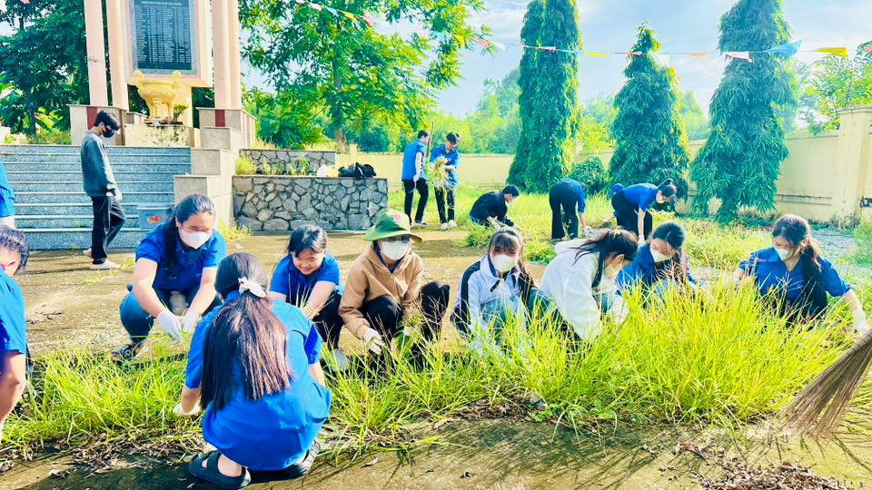 Đoàn Thanh niên phường Phước Hội vệ sinh Bia ghi danh phường
