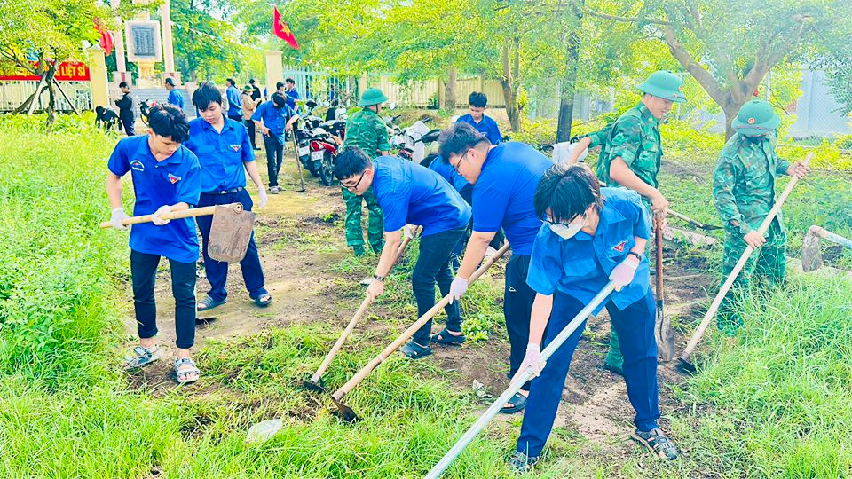Đoàn Thanh niên phường Phước Hội vệ sinh môi trường chào mừng Đại hội Đảng bộ phường