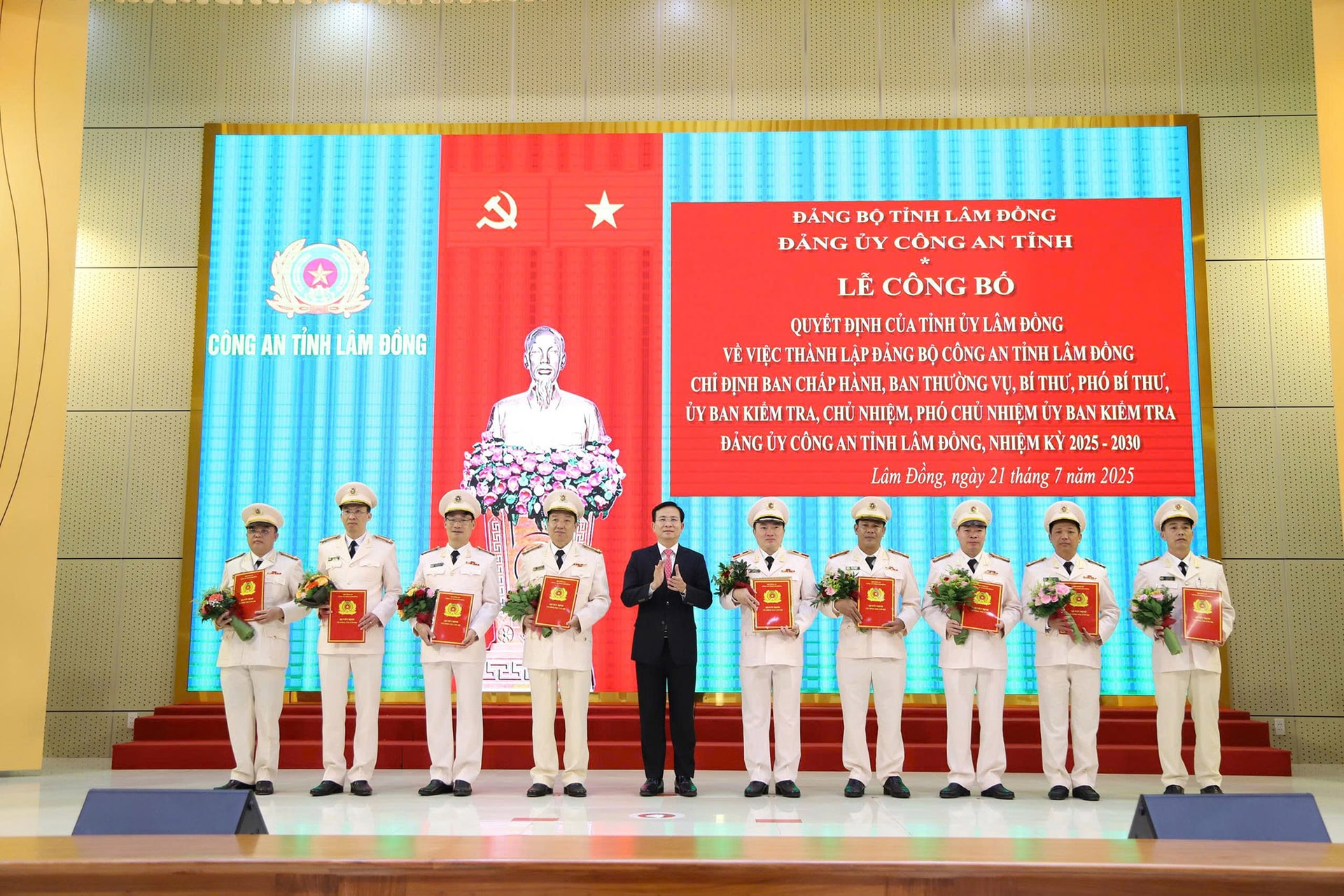 សមមិត្ត Ho Van Muoi អនុលេខាគណៈកម្មាធិការបក្សខេត្ត ប្រធានគណៈកម្មាធិការប្រជាជនខេត្ត បង្ហាញសេចក្តីសម្រេច