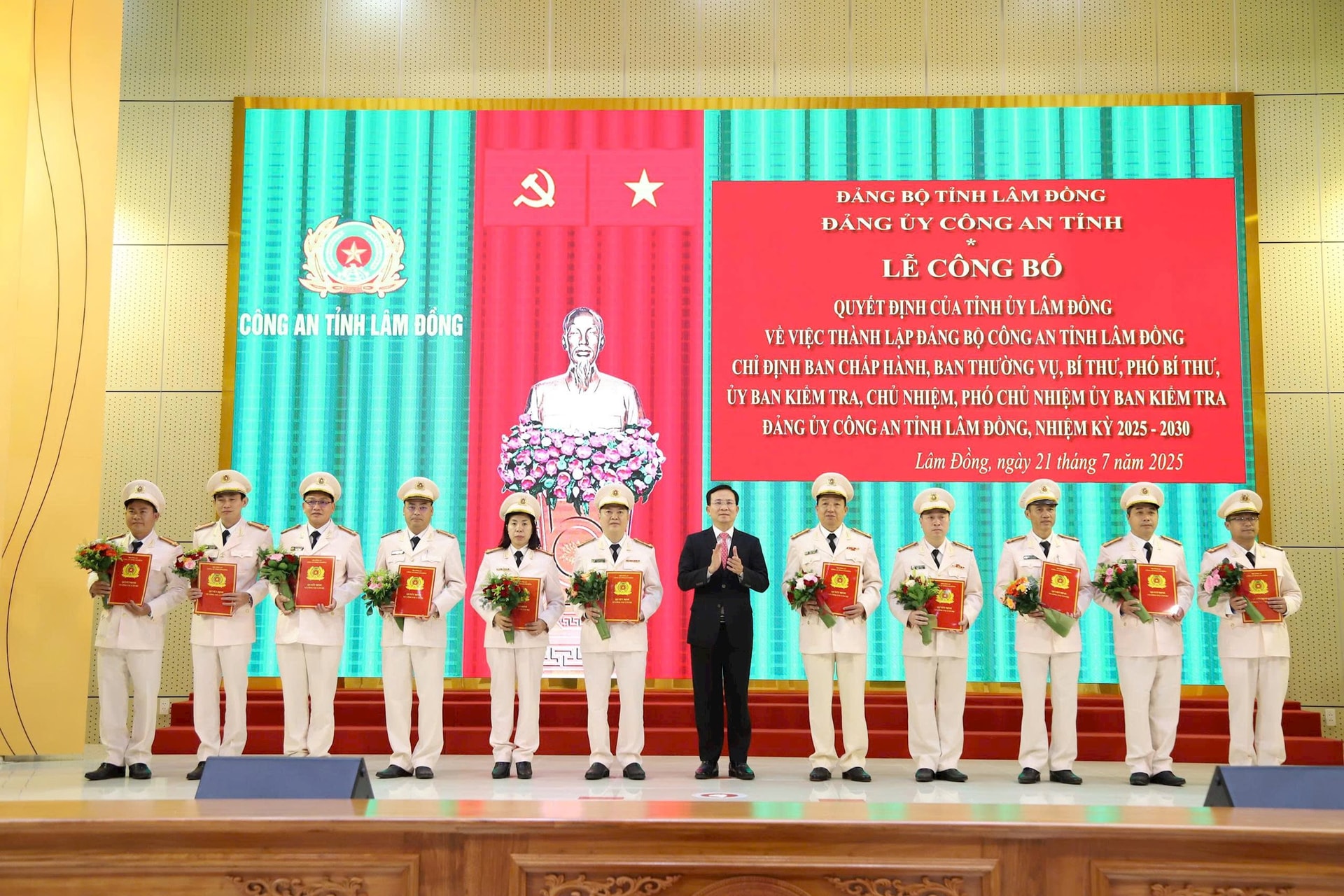 Đồng chí Hồ Văn Mười - Phó Bí thư Tỉnh ủy, Chủ tịch UBND tỉnh trao các quyết định