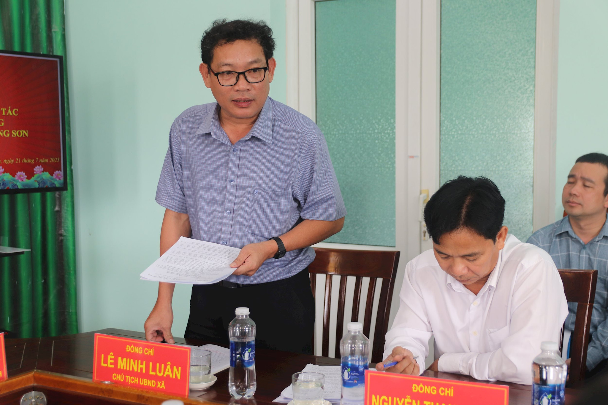 Lãnh đạo UBND xã Hồng Sơn báo cáo tình hình hoạt động của xã với đoàn công tác 