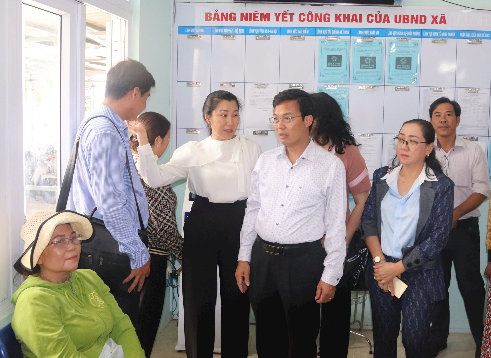 Phó Chủ tịch UBND tỉnh kiểm tra hoạt động của Trung tâm hành chính công xã Hàm Thuận Bắc