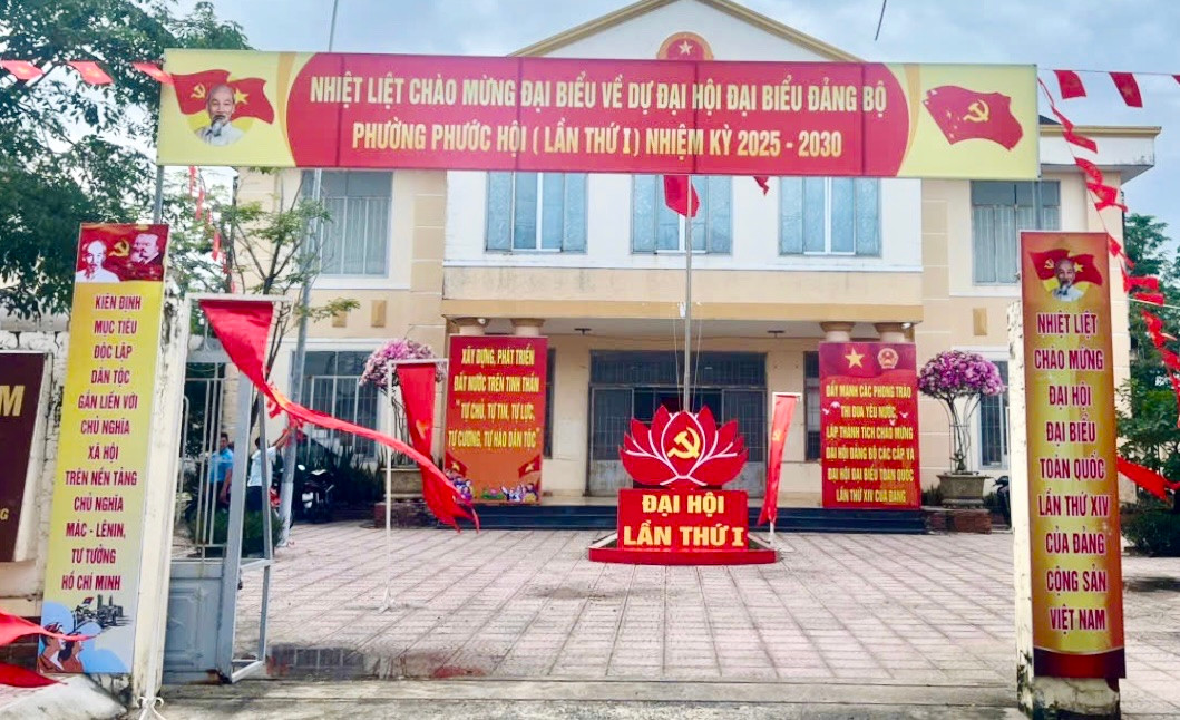 Trang trí cổng chào và khu vực trung tâm hành chính phường Phước Hội rực rỡ cờ hoa, băng rôn, khẩu hiệu chào mừng Đại hội