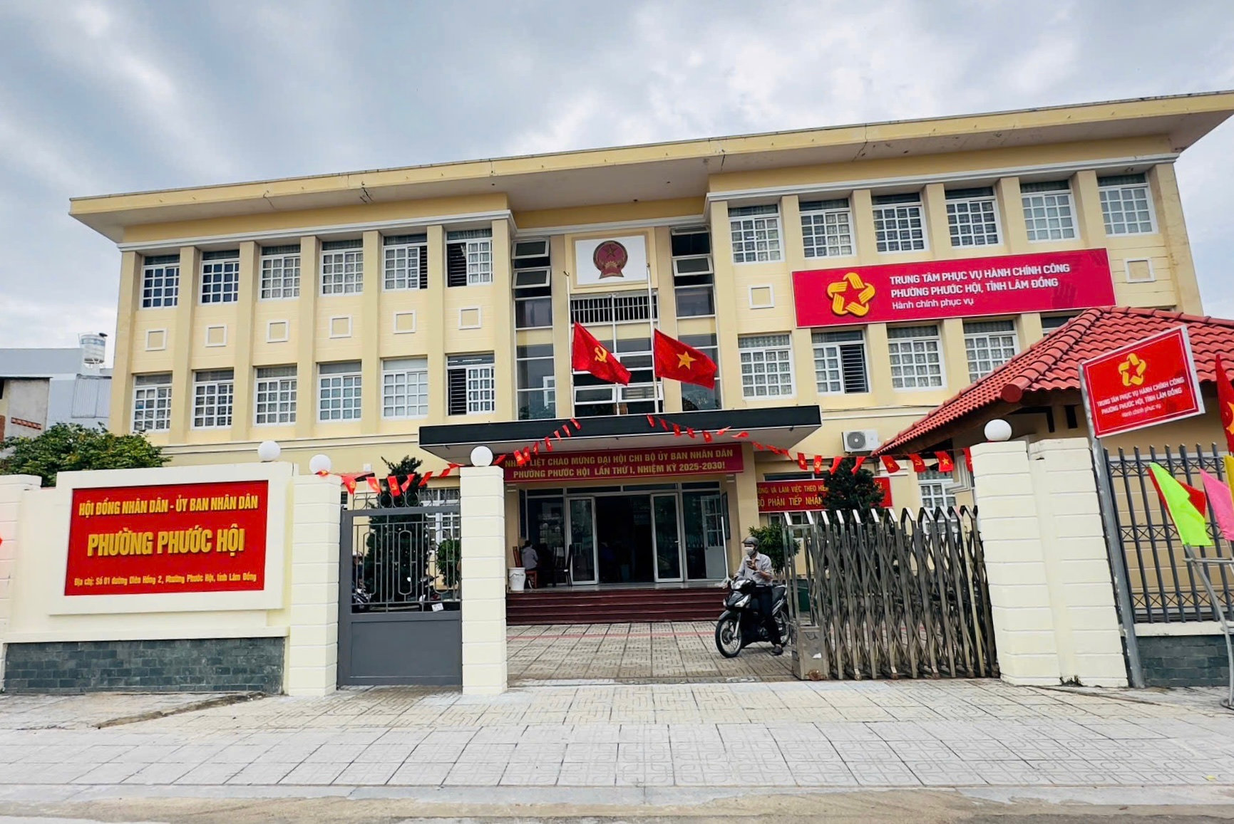 Trụ sở HĐND – UBND phường Phước Hội (TP. La Gi, tỉnh Lâm Đồng) được trang hoàng trang trọng chào mừng Đại hội