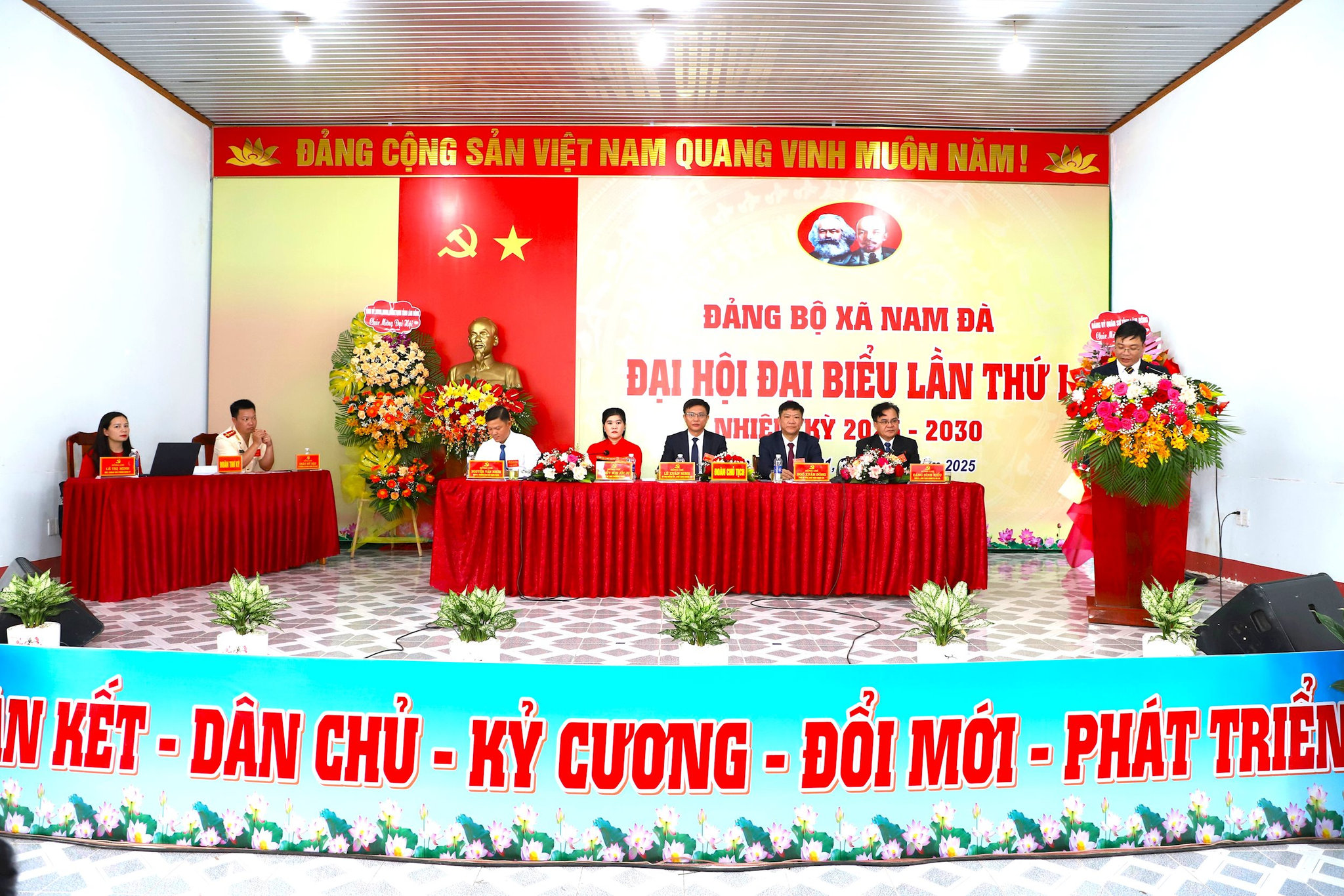 Các chi bộ trực thuộc Đảng bộ xã Nam Đà trình bày tham luận, đóng góp ý kiến vào phương hướng, nhiệm vụ nhiệm kỳ 2025-2030 tại Đại hội