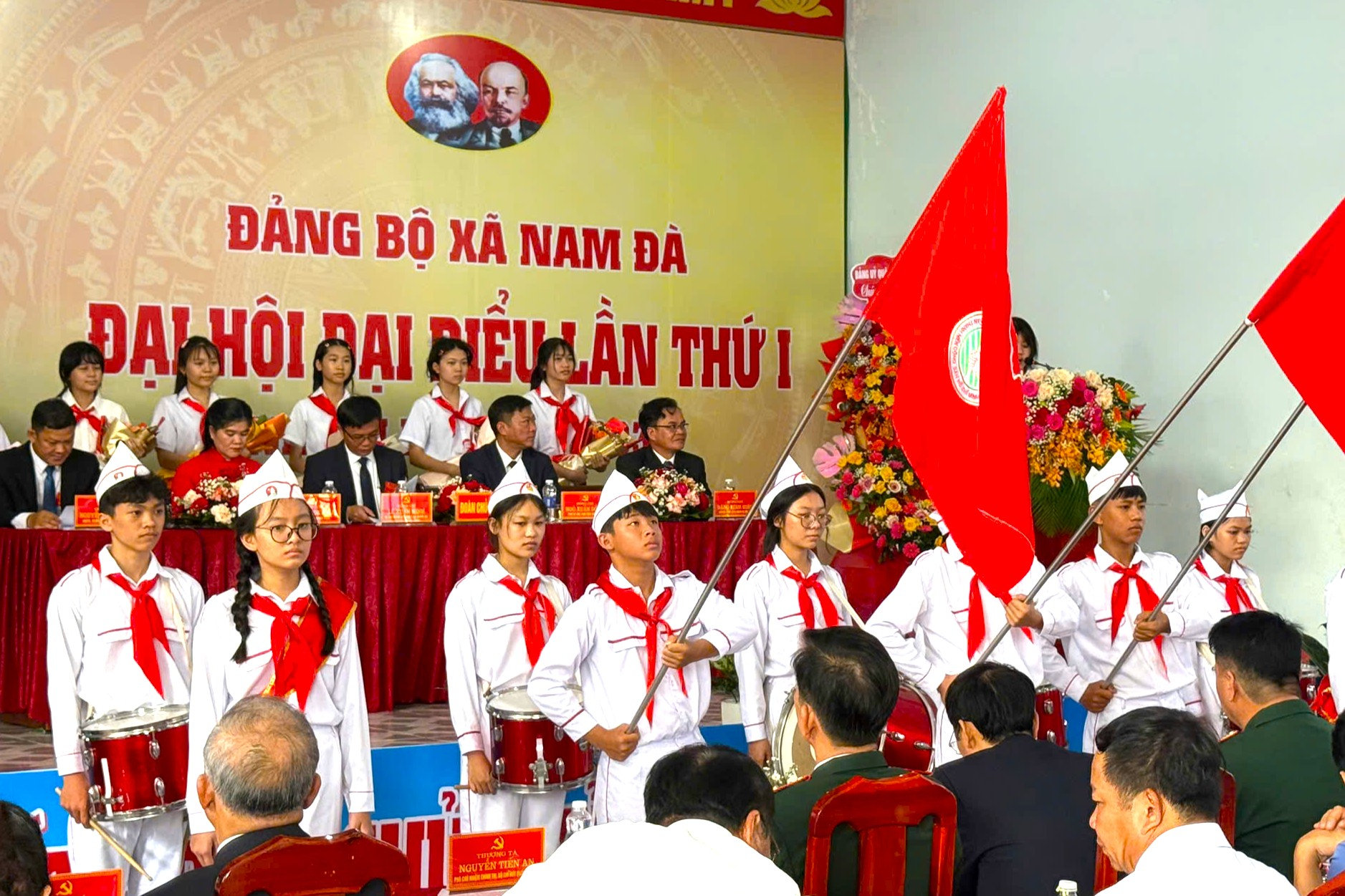 Đại biểu học sinh Trường THCS xã Nam Đà tặng hoa chúc mừng Đại hội Đảng bộ xã Nam Đà lần thứ I, nhiệm kỳ 2025-2030