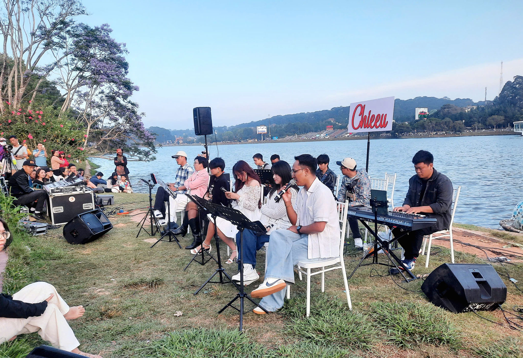 Âm nhạc và hoa và sóng nước