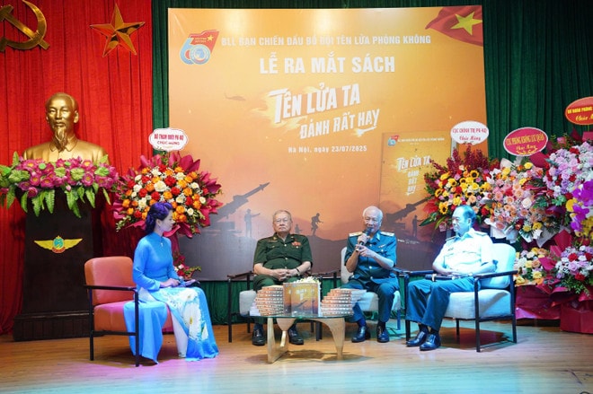 Ban Biên soạn cuốn sách: Anh hùng lực lượng vũ trang nhân dân-Đại tá Nguyễn Đình Kiên, Anh hùng lực lượng vũ trang nhân dân-Trung tướng Nguyễn Văn Phiệt, Anh hùng lực lượng vũ trang nhân dân-Đại tá Trần Mạnh Hiến. (Ảnh: PV/Vietnam+) z6833584843460-7e21b17c950fc51e6c9fda257d108900.jpg