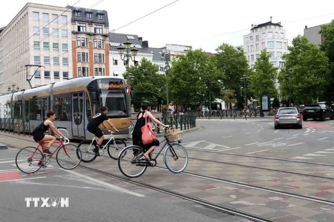 Giao thông tại một tuyến phố chính ở thủ đô Brussels, Bỉ. (Ảnh: Hương Giang/TTXVN) Giao thông tại một tuyến phố chính ở thủ đô Brussels, Bỉ. (Ảnh: Hương Giang/TTXVN)