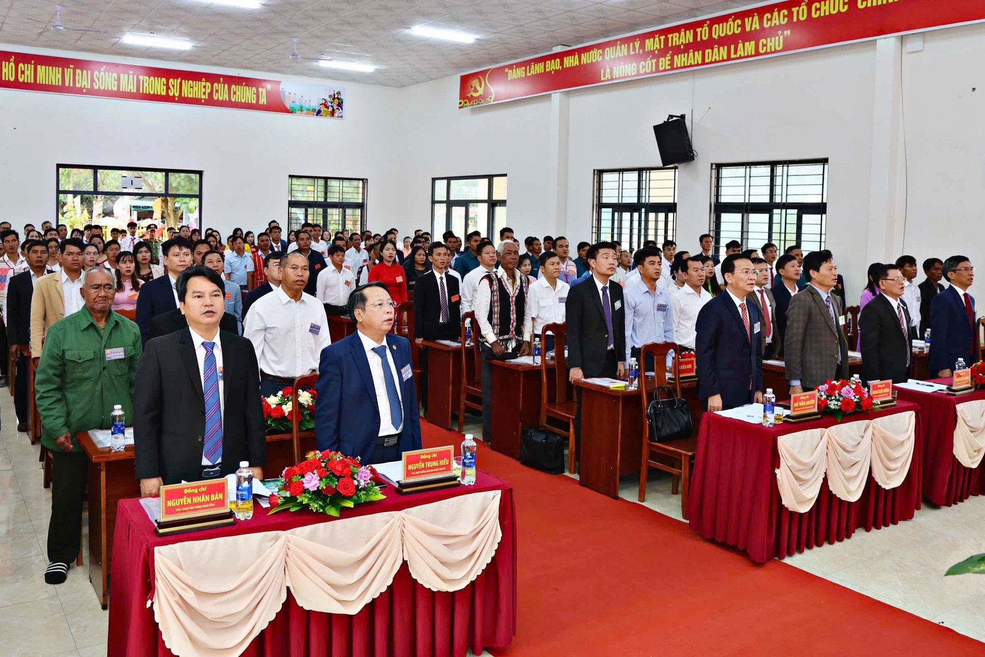 Các đại biểu dự Đại hội thực hiện nghi lễ chào cơ