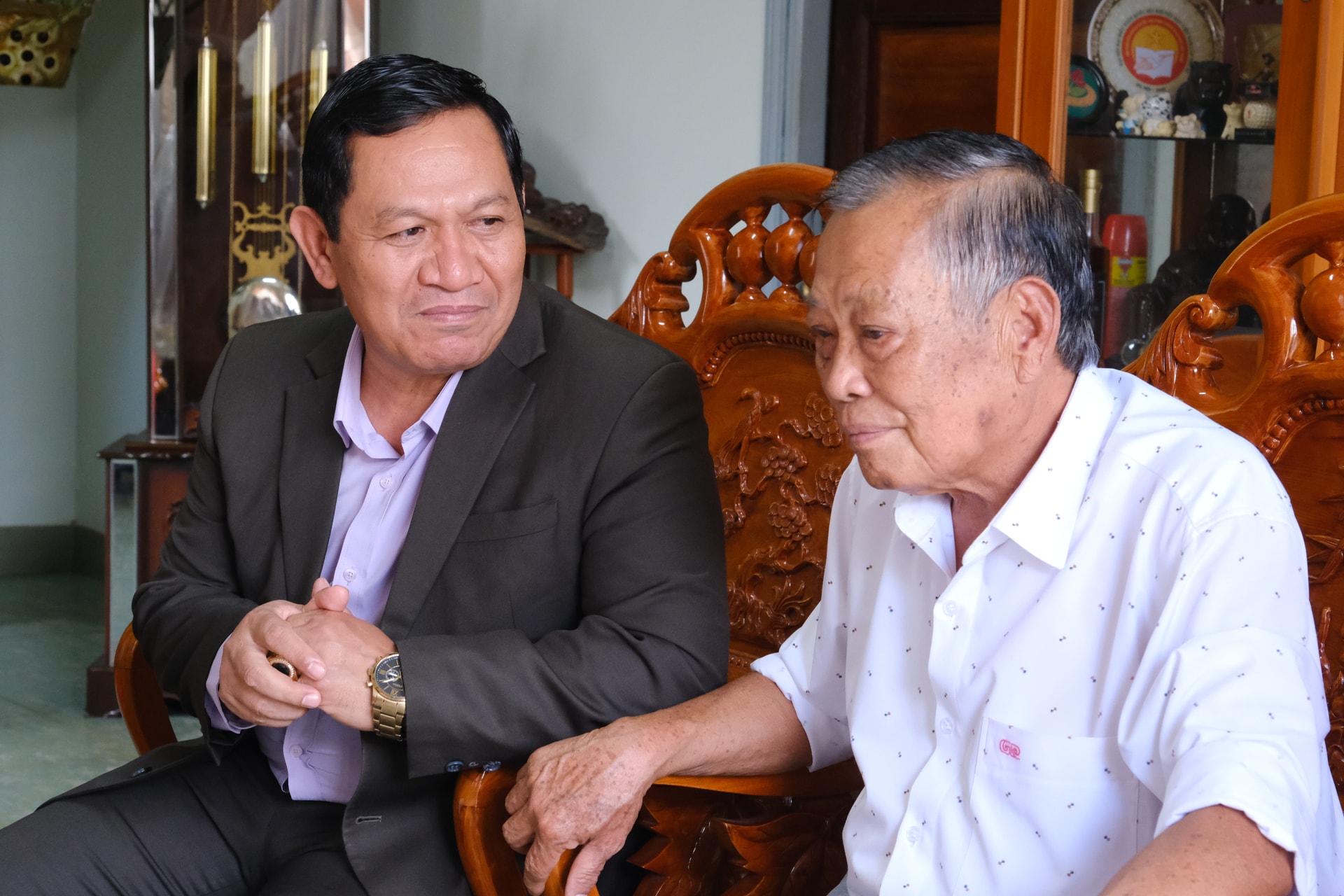 สหาย K'Mak - สมาชิกคณะกรรมการประจำพรรคประจำจังหวัด รองประธานสภาประชาชนจังหวัด Lam Dong ได้เข้าเยี่ยมและให้กำลังใจนาย Nguyen Lan ทหารผ่านศึกพิการรุ่นที่ 34 ในตำบล Di Linh