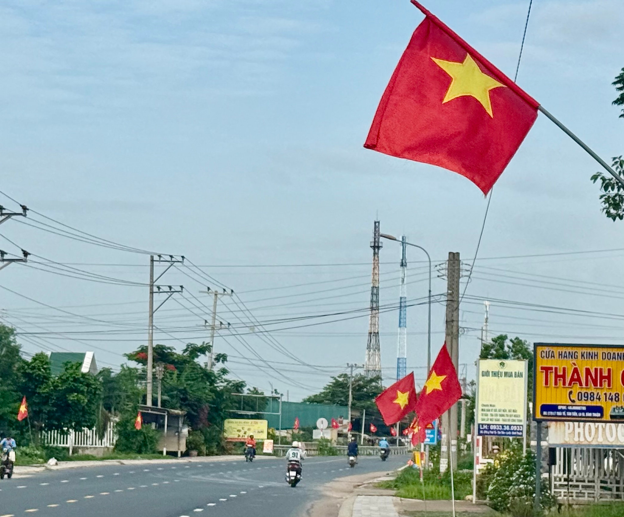 Đường quê Tân Hải rực rỡ cờ đỏ sao vàng, băng rôn, khẩu hiệu tuyên truyền Đại hội Đảng bộ các cấp