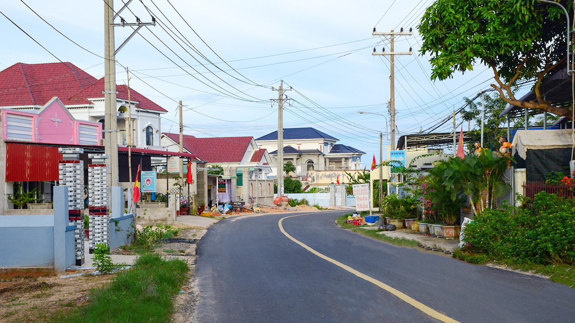Giao thông trong khu dân cư ở Tân Thành (ảnh N. Lân)