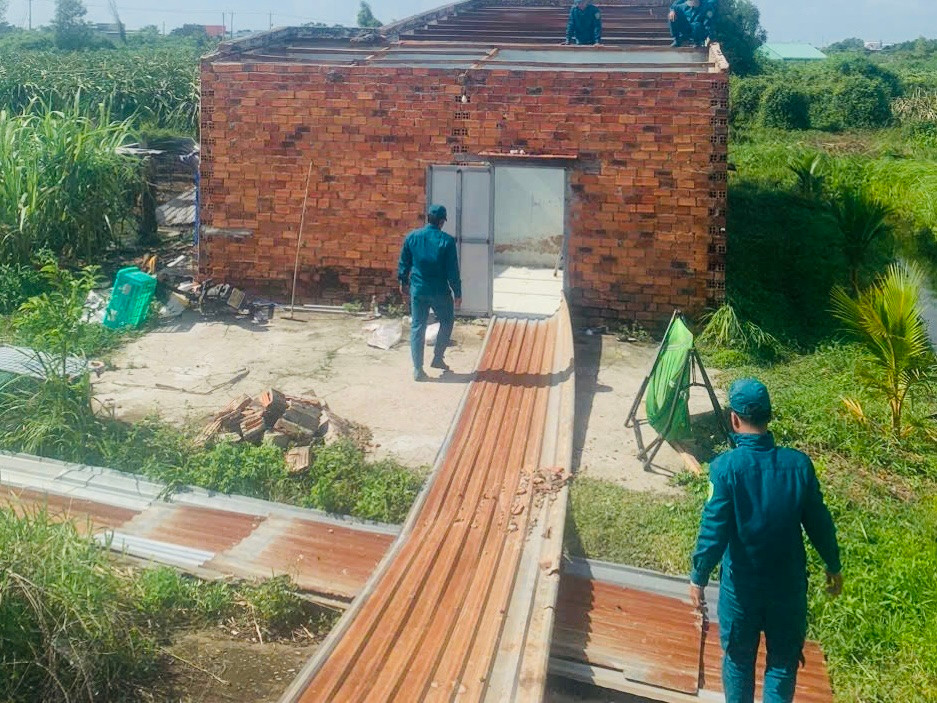 Lực lượng chức năng của xã hỗ trợ dân khắc phục hậu quả thiên tai