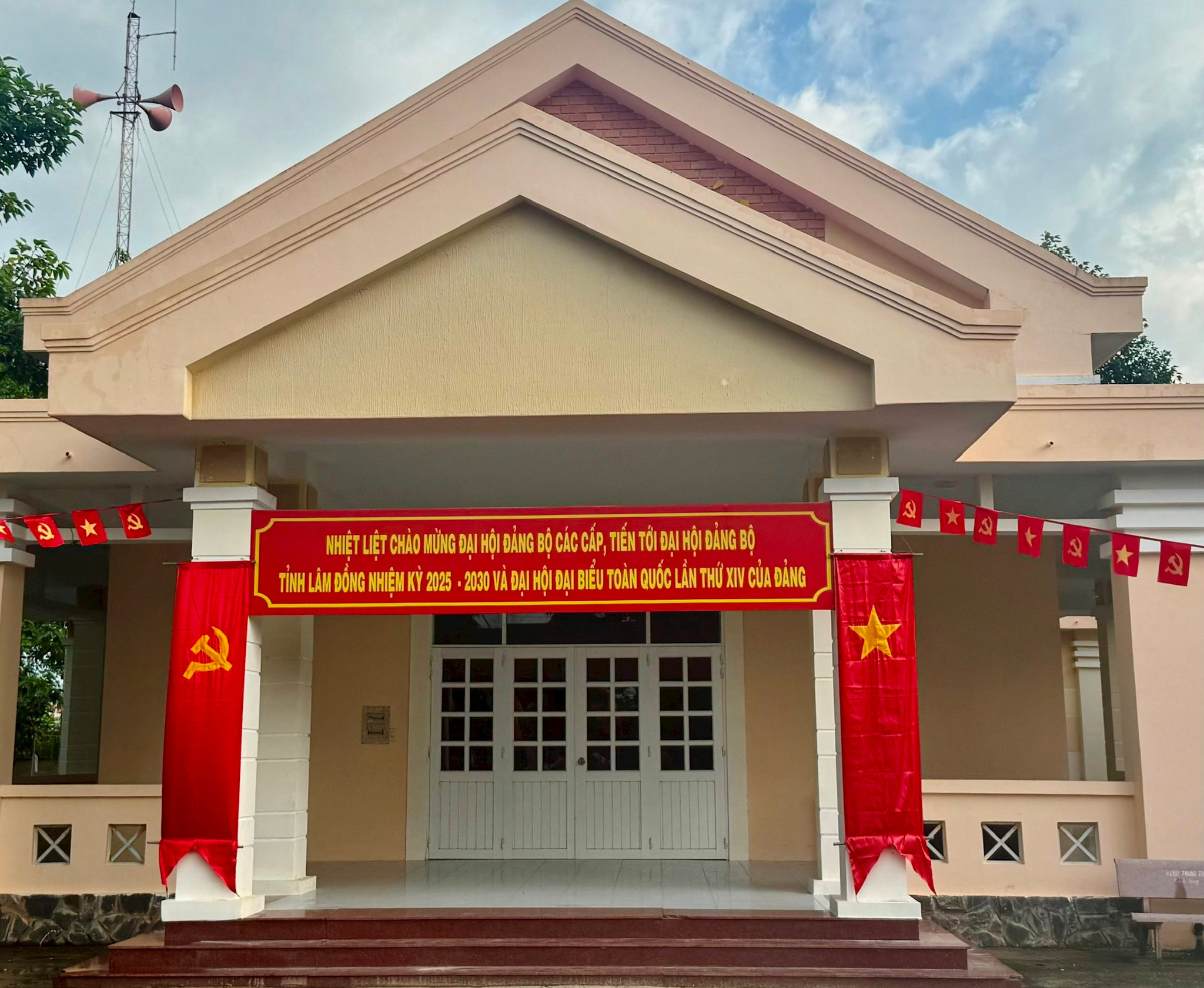 Nhà Văn hoá xã Tân Hảitrang hoàng cờ, băng rôn tuyên truyền