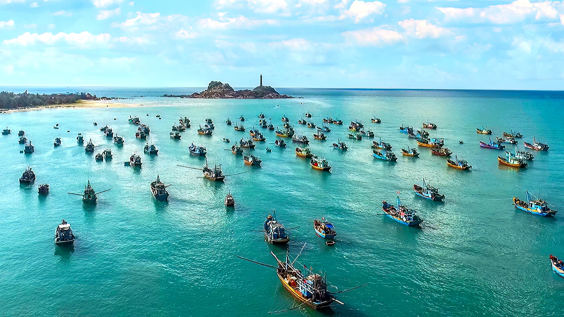Tàu thuyền đánh bắt hải sản ở Kê Gà, Tân Thành ở xã Tân Thành, Lâm Đồng (ảnh N. Lân)