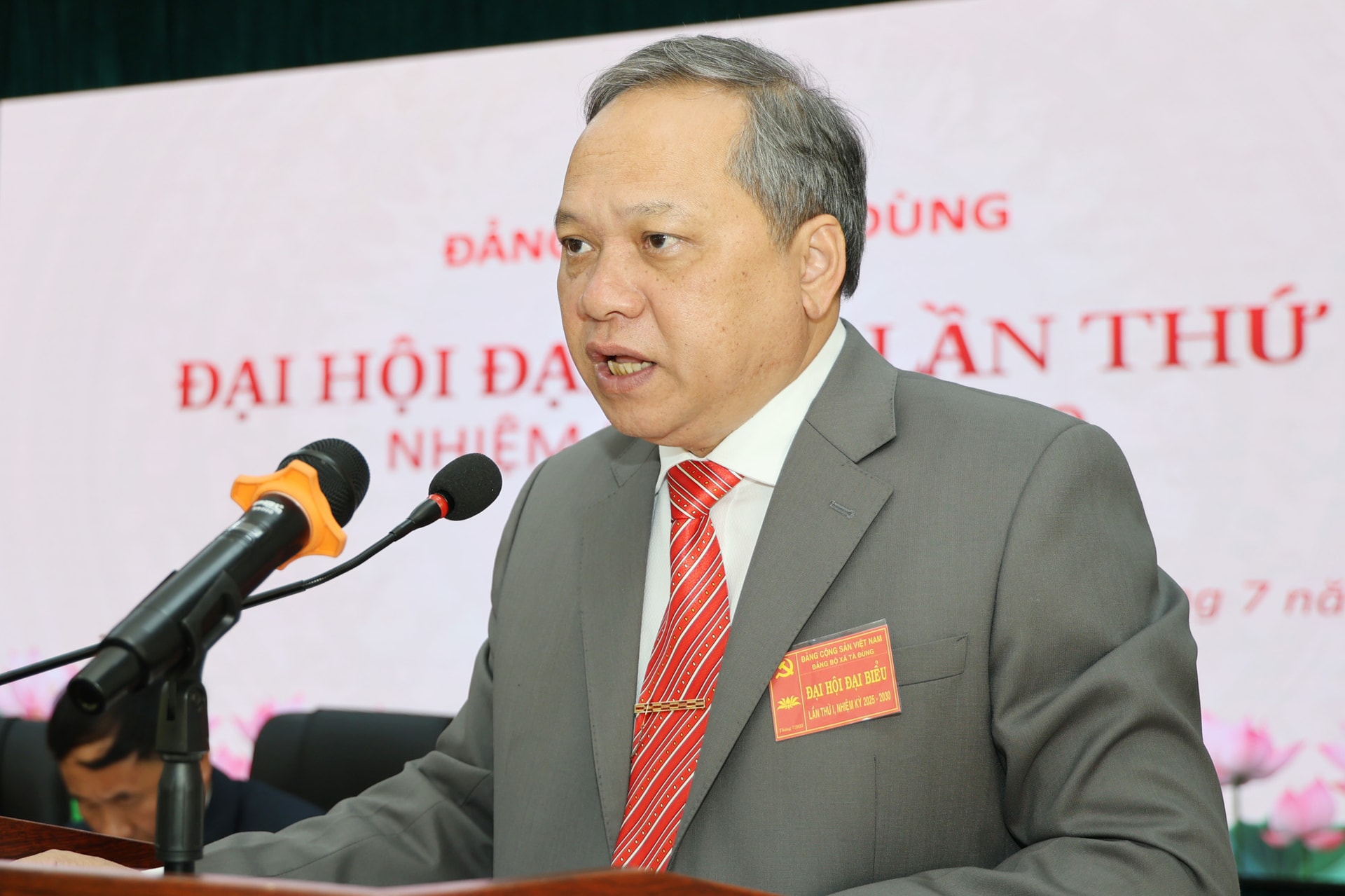 Phó Bí thư Đảng bộ, Chủ tịch UBND xã Tà Đùng trình bày dự thảo báo cáo chính trị Khóa I
