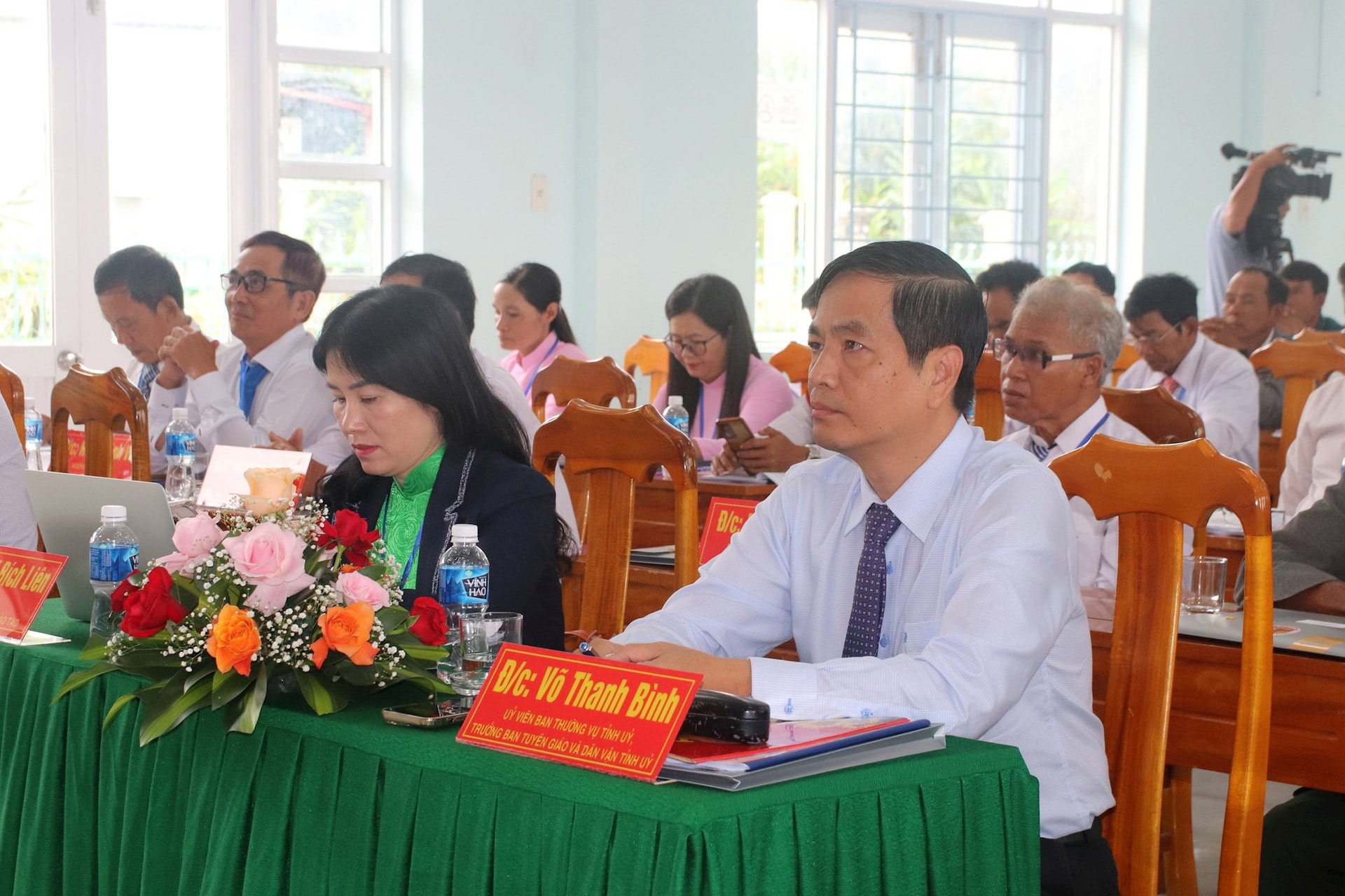 Vo Thanh Binh elvtárs, az állandó bizottság tagja, a Lam Dong Tartományi Pártbizottság Propaganda és Tömeges Mozgósítási Osztályának vezetője részt vett a kongresszuson és irányította azt.