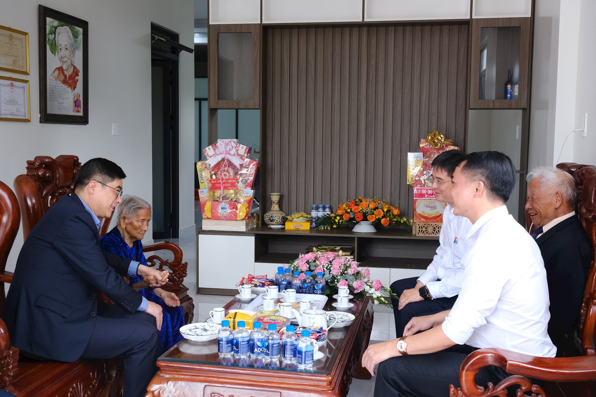 ຄະນະ​ເຮັດ​ວຽກ​ໄດ້​ໂອ້​ລົມ ​ແລະ ​ໄດ້​ຮັບ​ຟັງ​ການ​ແບ່ງປັນ​ຈາກ​ແມ່​ເລ​ທິ​ຈຸງ.