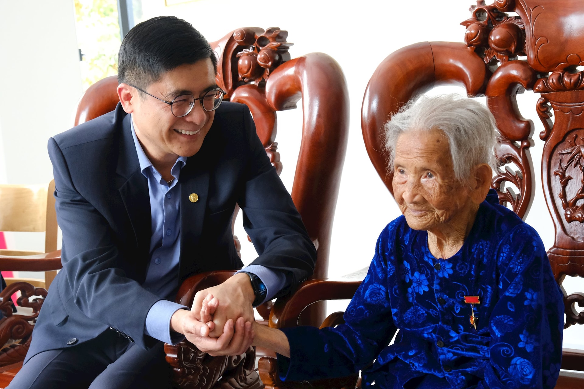 Comrade Nguyen Khac Binh kindly asked about the health of Mother Le Thi Chung.