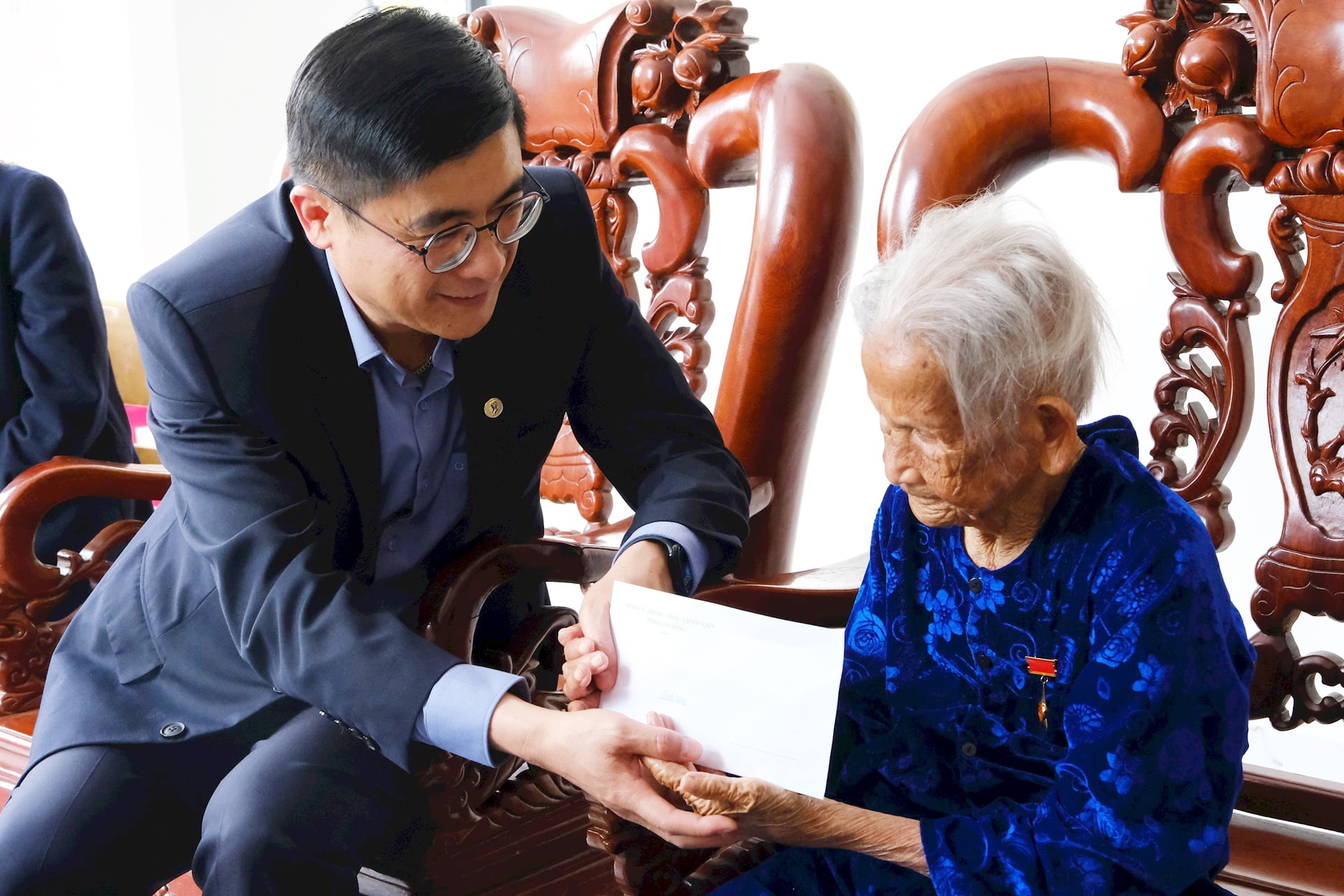 1.3-comrade-nguyen-khac-binh-gave-a-gift-to-heroic-mother-vietnam-le-thi-chung-1-.jpg