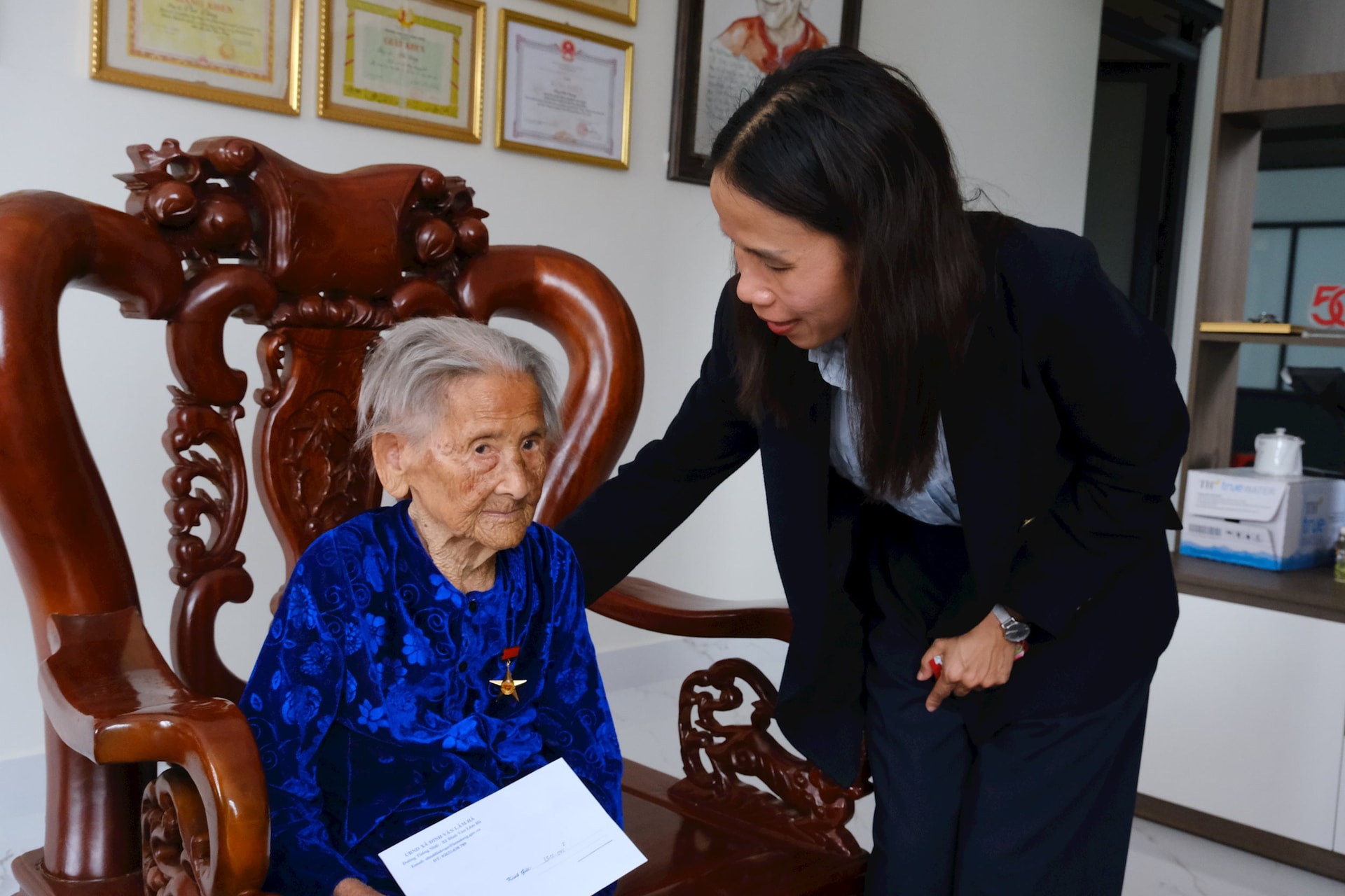 1.4 Deputy Director of the Department of Home Affairs Chau Thi Dao visited and encouraged Vietnamese Heroic Mother Le Thi Chung