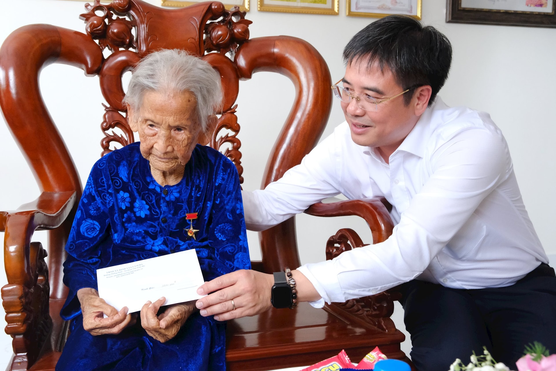 Local leaders presented gifts and expressed gratitude to Mother Le Thi Chung in Dong Tam village, Dinh Van commune.