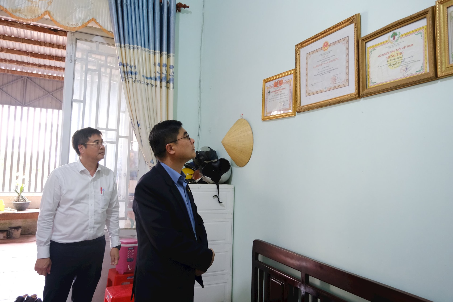 ຄະນະ​ໄດ້​ຊົມ​ໃບ​ຢັ້ງຢືນ​ຄຸນງາມຄວາມດີ ​ແລະ ຄວາມ​ກະຕັນຍູ​ຂອງ​ຄອບຄົວ.