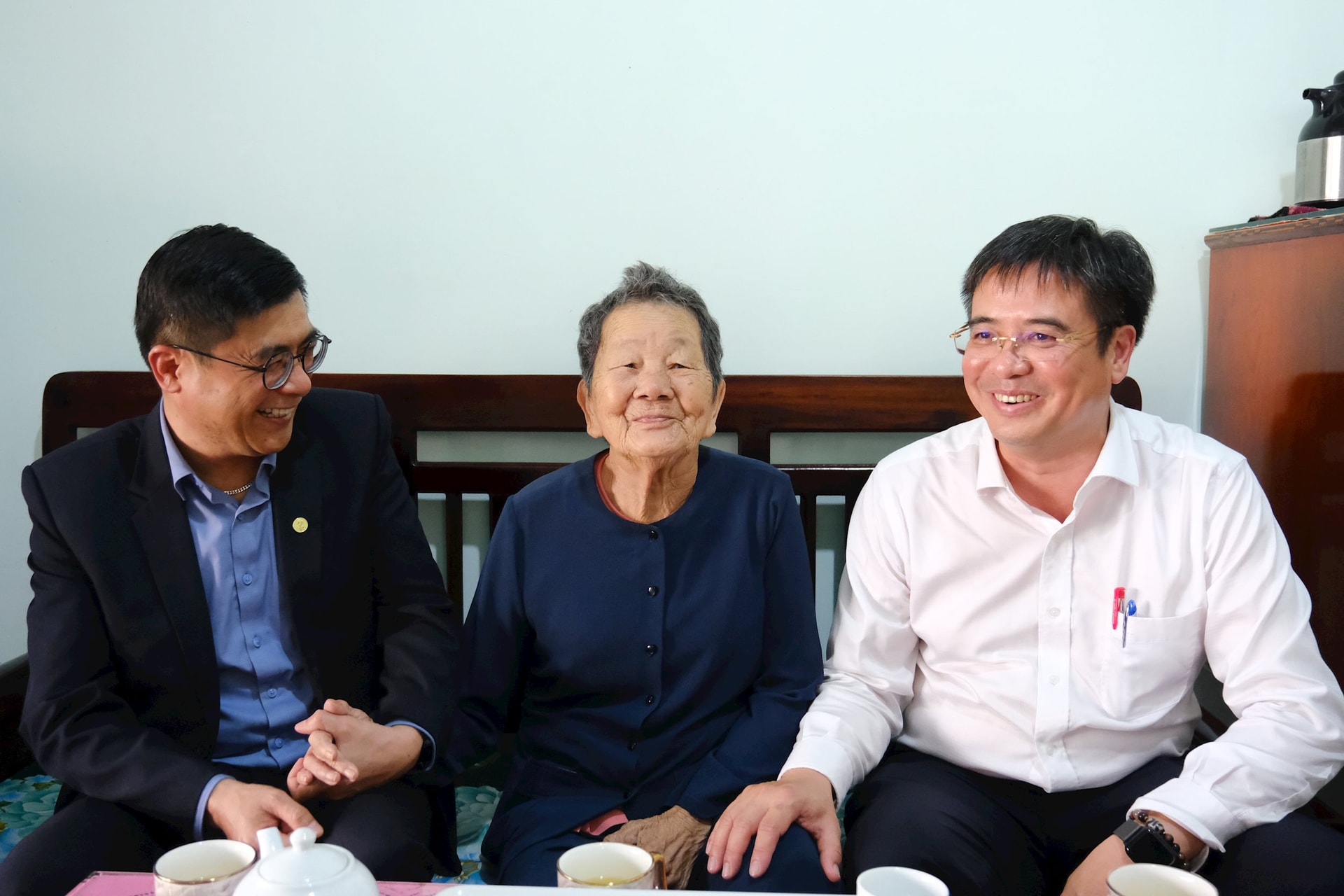 The delegation visited Vietnamese Heroic Mother Vo Thi Thanh in Van Tam village, Dinh Van commune.