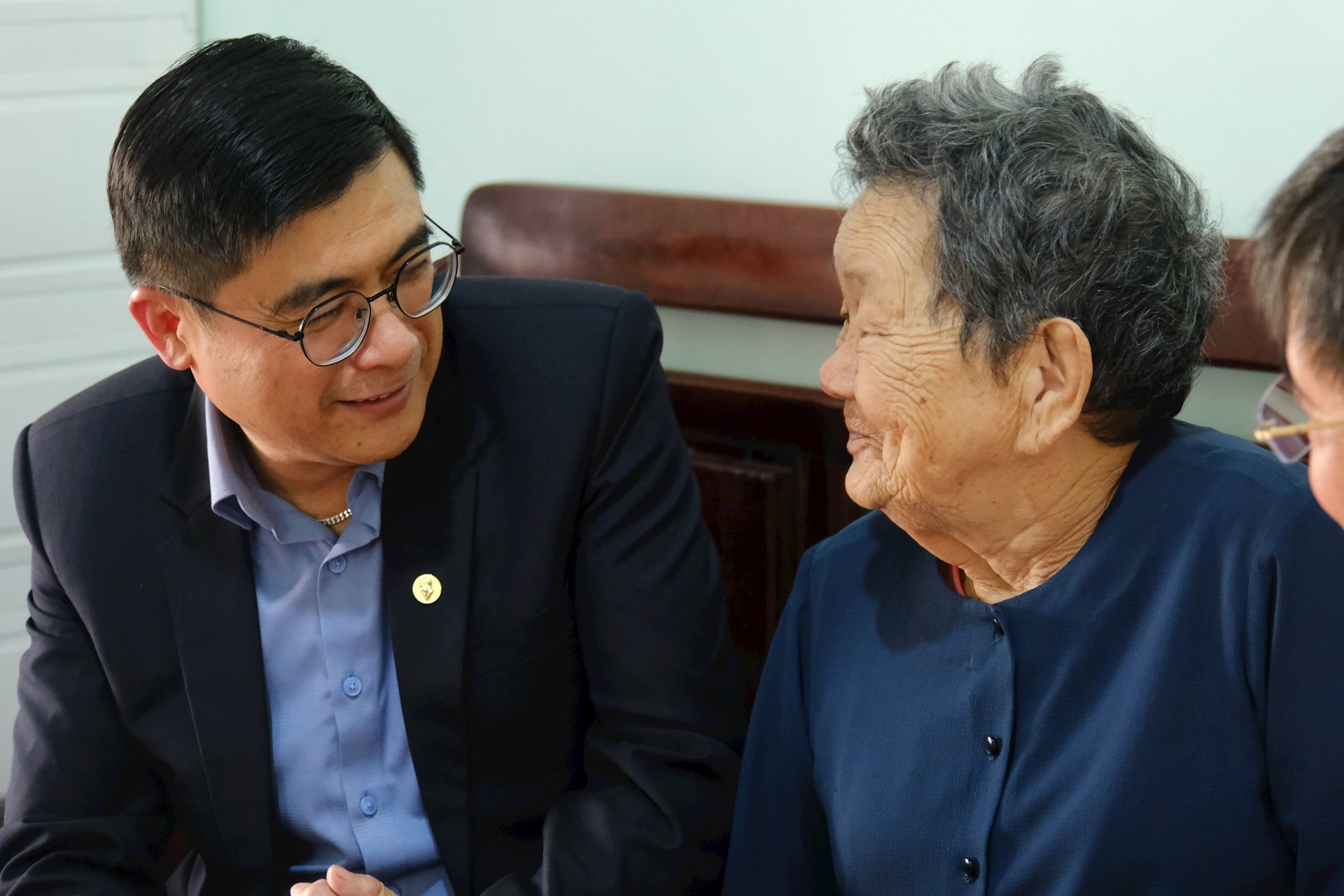 Comrade Nguyen Khac Binh kindly asked about the health of Mother Vo Thi Thanh.