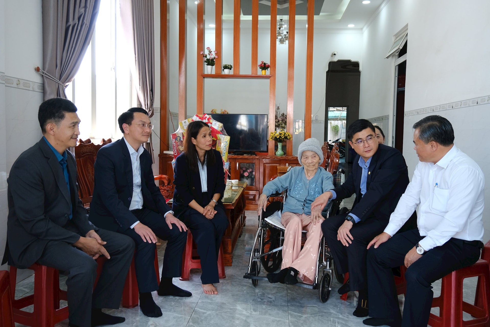 The delegation visited Vietnamese Heroic Mother Thai Thi Tuong in Phu Thanh village, Hiep Thanh commune.