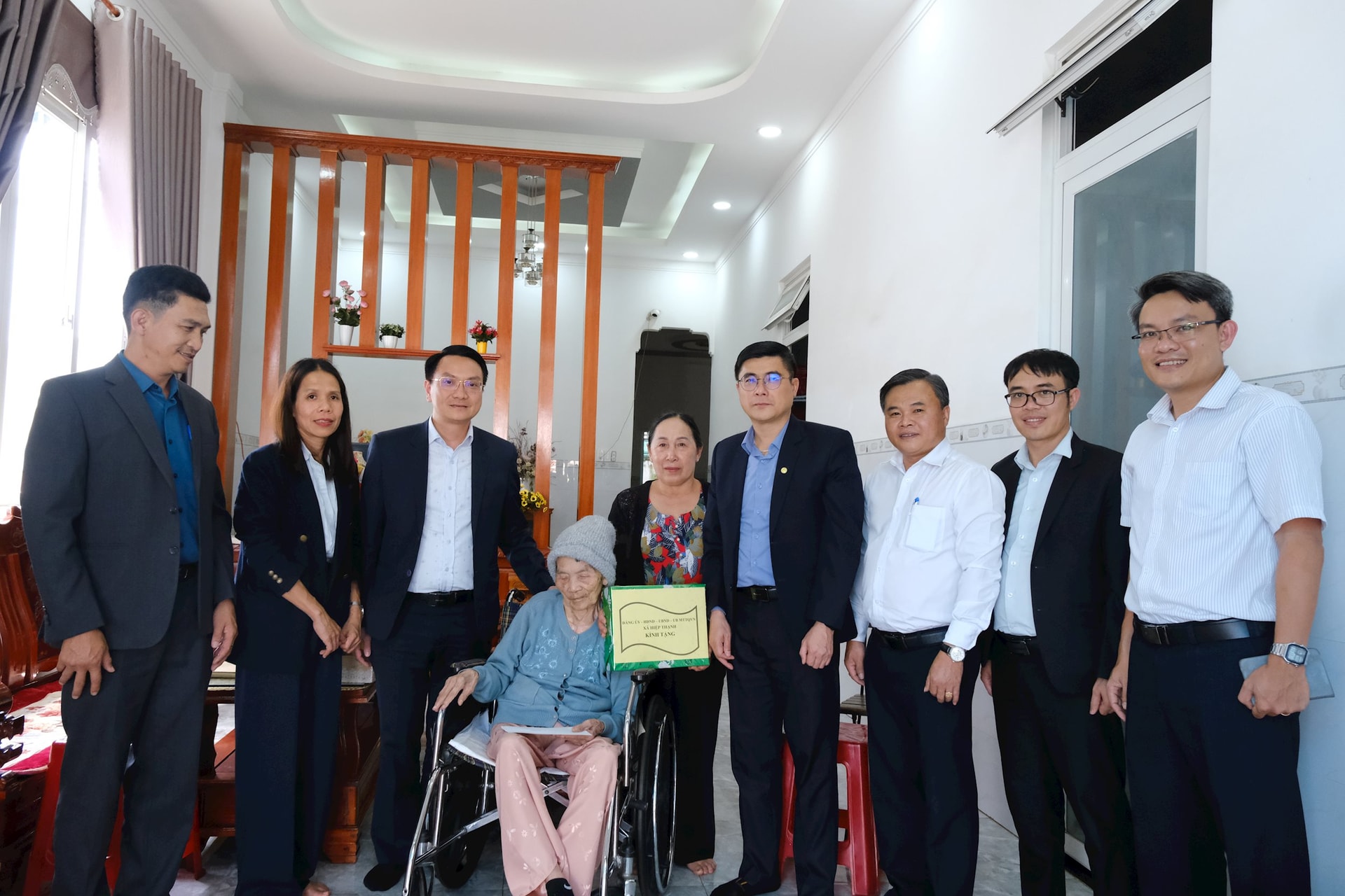 Comrade Nguyen Khac Binh presented gifts of gratitude to the heroic Vietnamese Mother, showing the deep concern of the provincial leaders.
