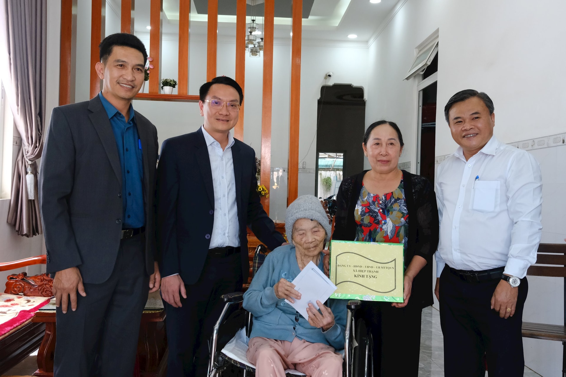 Local leaders send gifts of love to families with revolutionary contributions
