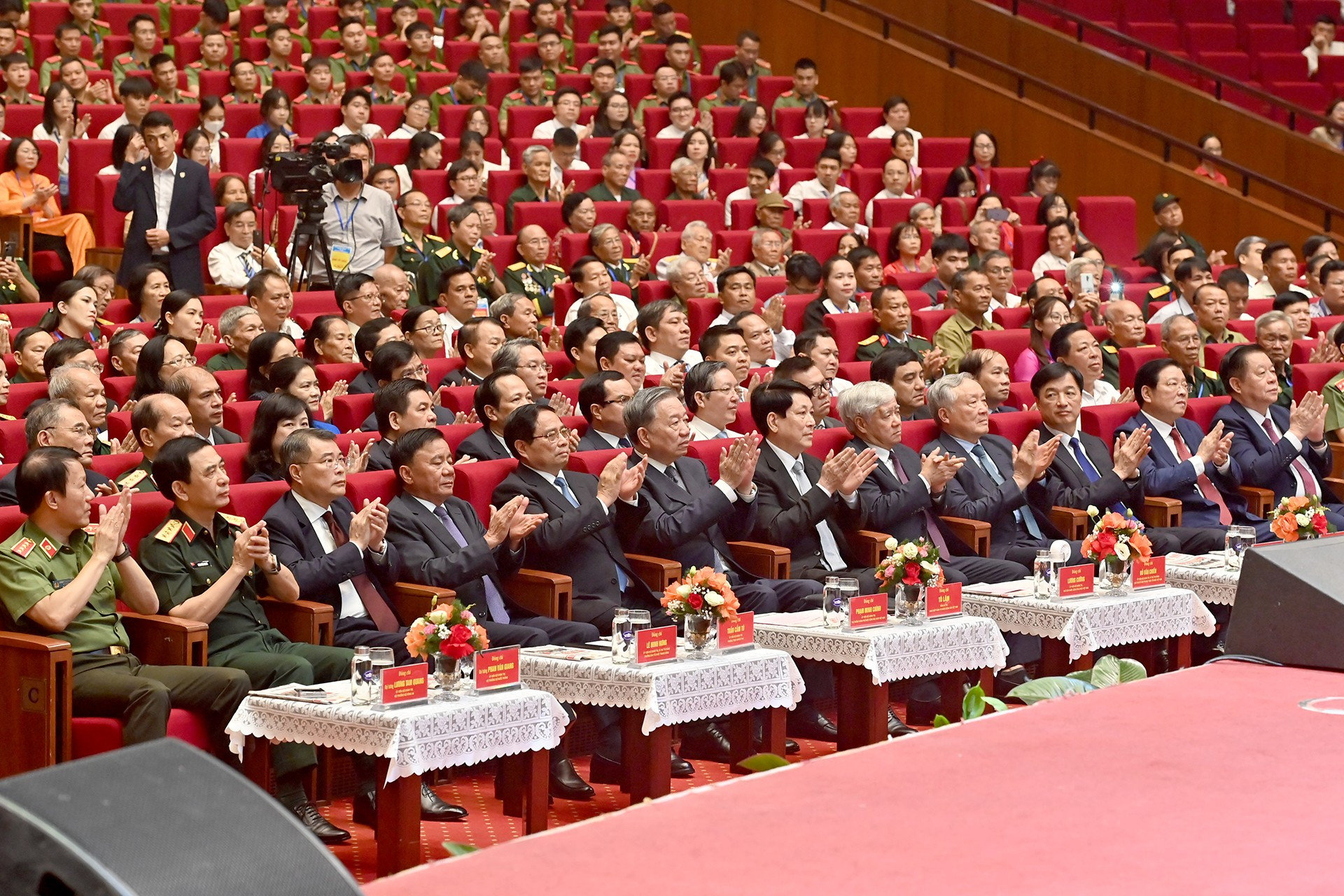tong-bi-thu-du-gap-mat-nguoi-co-cong-2025-1.jpg