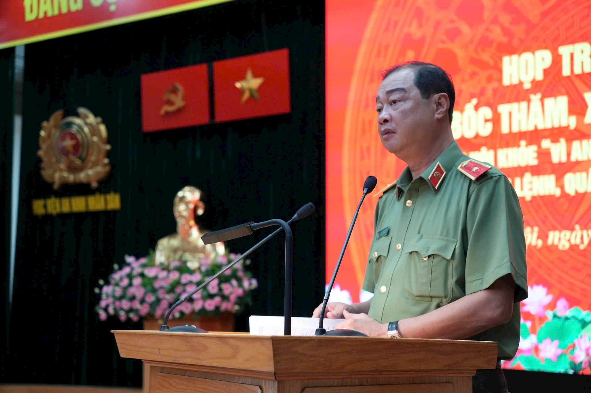 Thiếu tướng Lê Hồng Hiệp - Phó Cục trưởng Cục Công tác chính trị, Phó Trưởng Ban Chỉ đạo Đại hội và Hội thi phát biểu chỉ đạo tại buổi họp Trưởng đoàn bốc thăm, xếp lịch thi đấu Đại hội khỏe và Hội thi