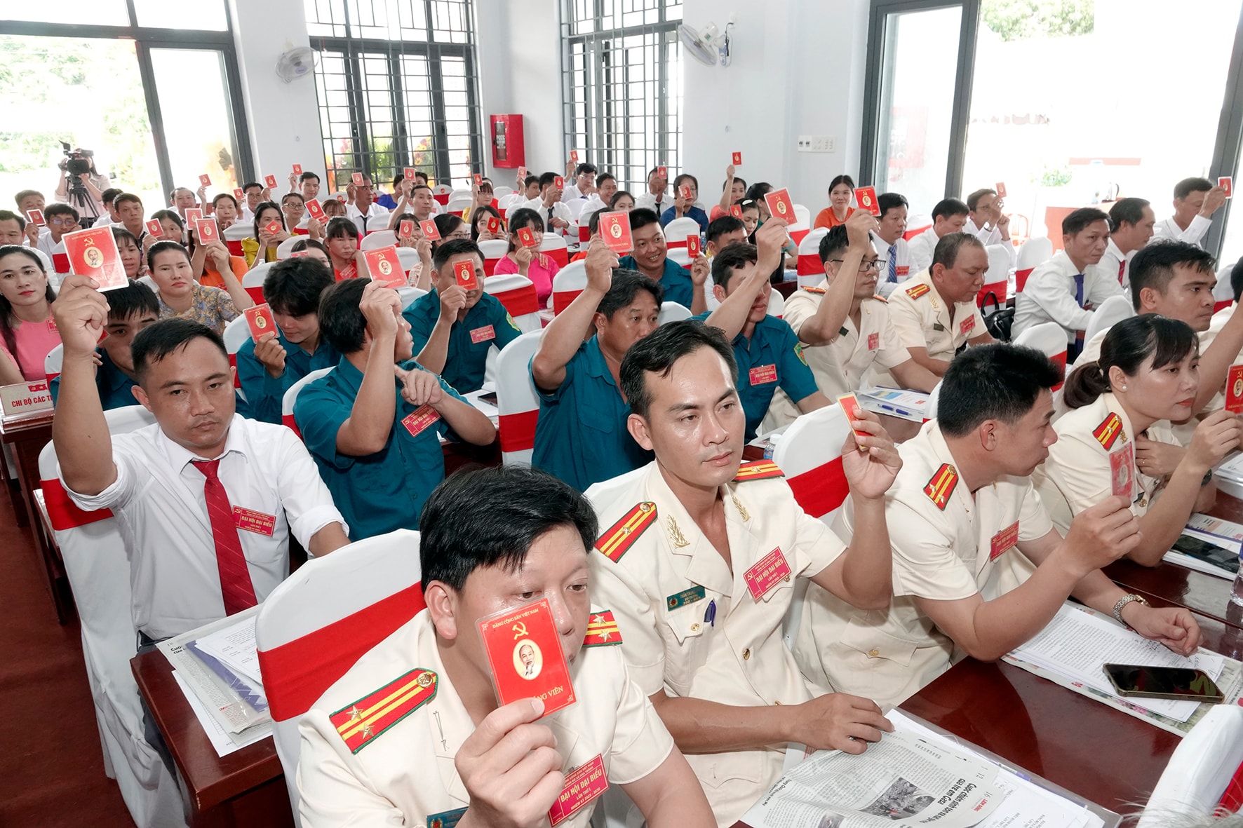 Các đại biểu biểu quyết thông qua một số nội dung trong đại hội (ảnh N. Lân)