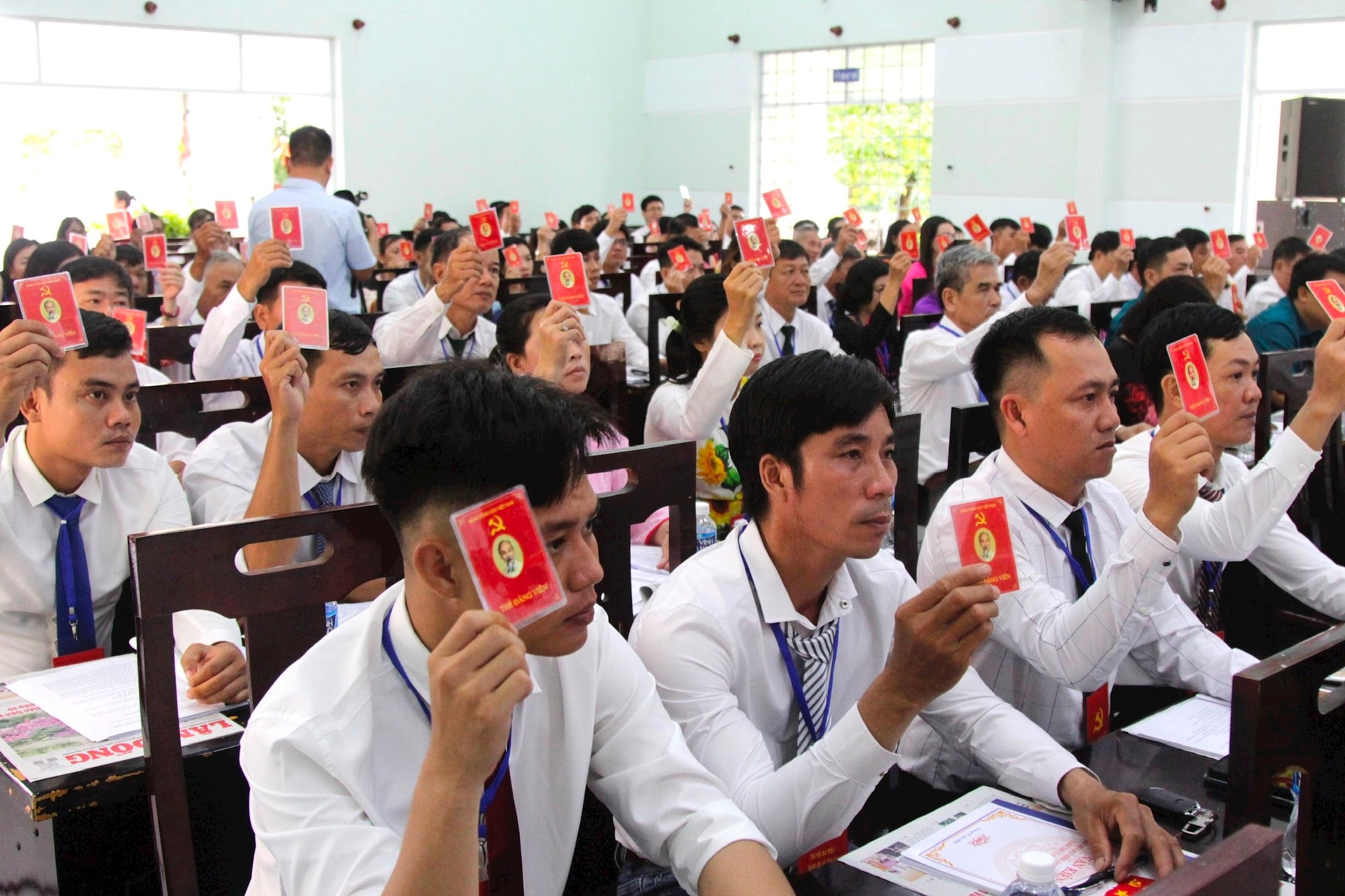 Đại biểu biểu quyết các chỉ tiêu chủ yếu
