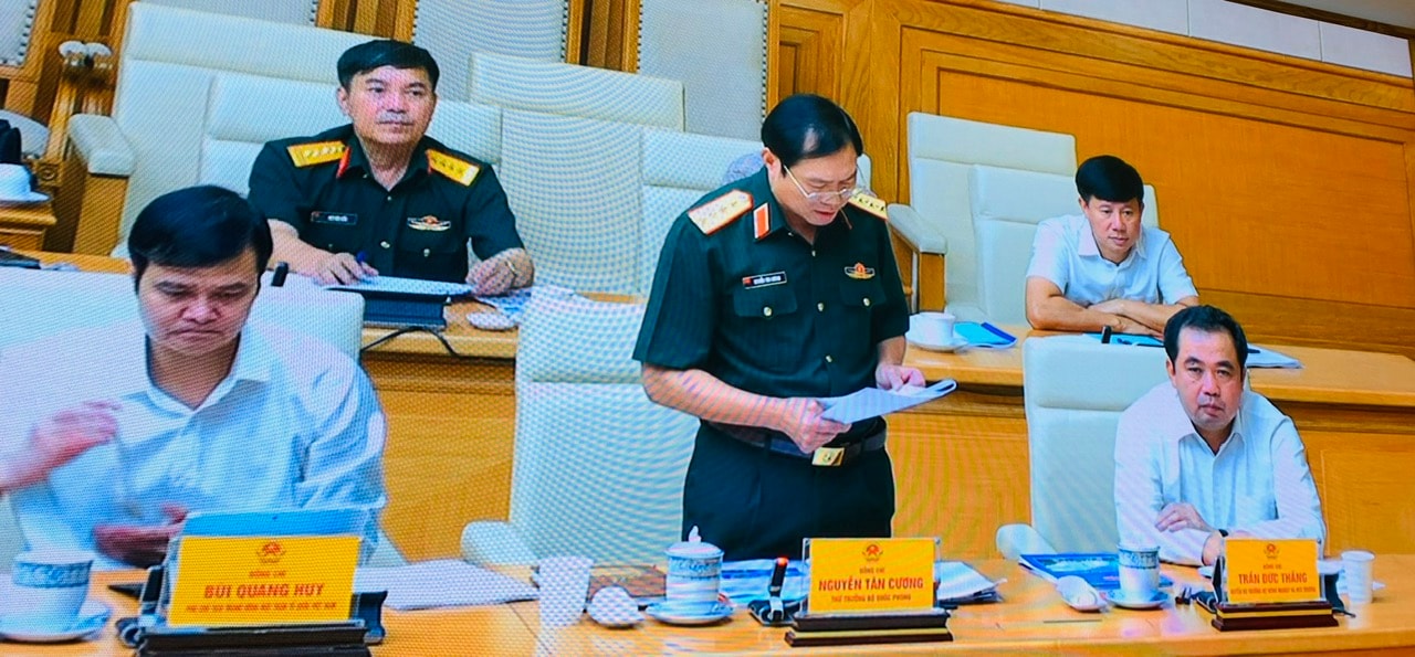 Đại diện lãnh đạo Bộ Quốc phòng báo cáo tình hình thực hiện nhiệm vụ phòng, chống thiên tai năm 2024, những tháng đầu năm 2025 và nhiệm vụ trong thời gian tới