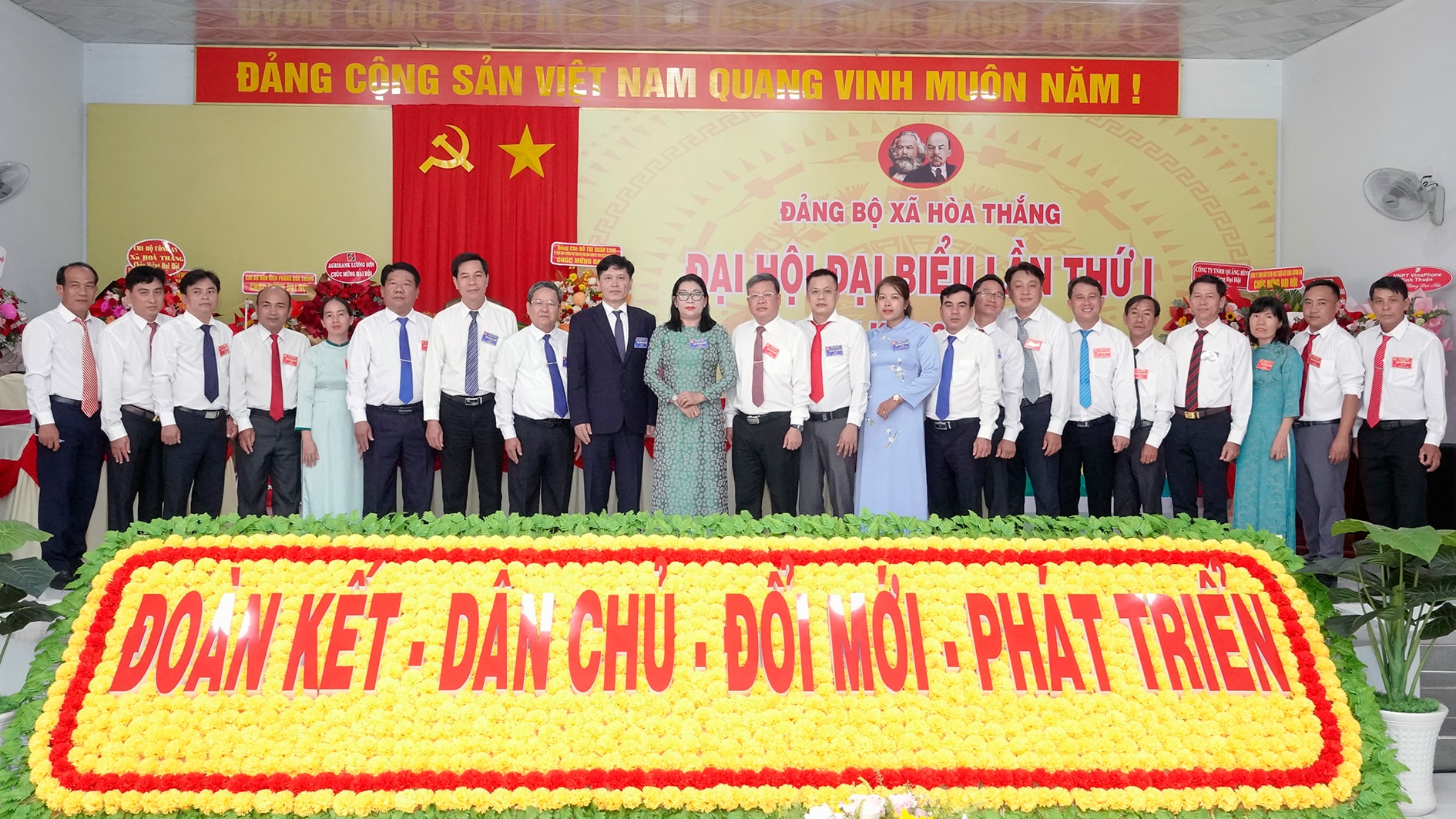 Đại diện lãnh đạo tỉnh chụp hình lưu niệm với Ban Chấp hành Đảng bộ xã Hòa Thắng
