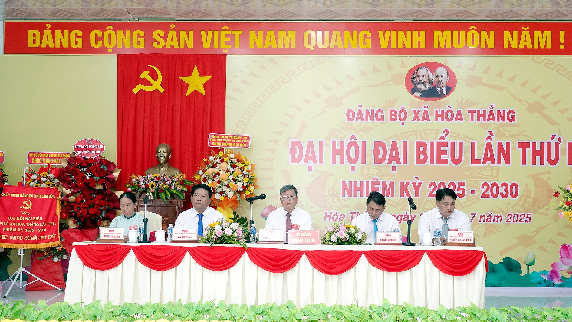 Đoàn Chủ tịch điều hành đại hội (ảnh N. Lân)