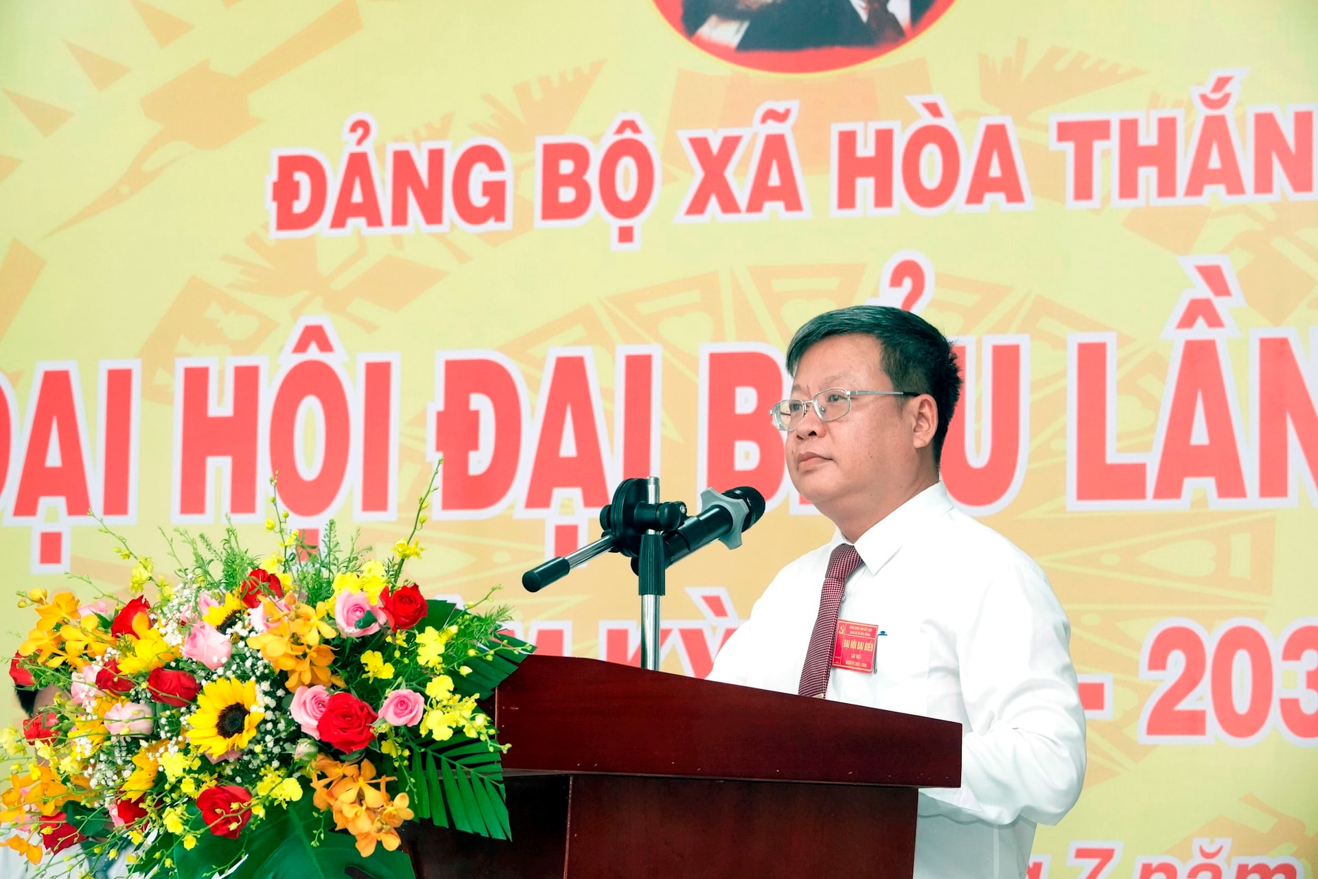 Đồng chí Nguyễn Đức Hải Tùng, Bí thư Đảng ủy xã Hòa Tháng phát biểu khai mạc đại hội (ảnh N. Lân)