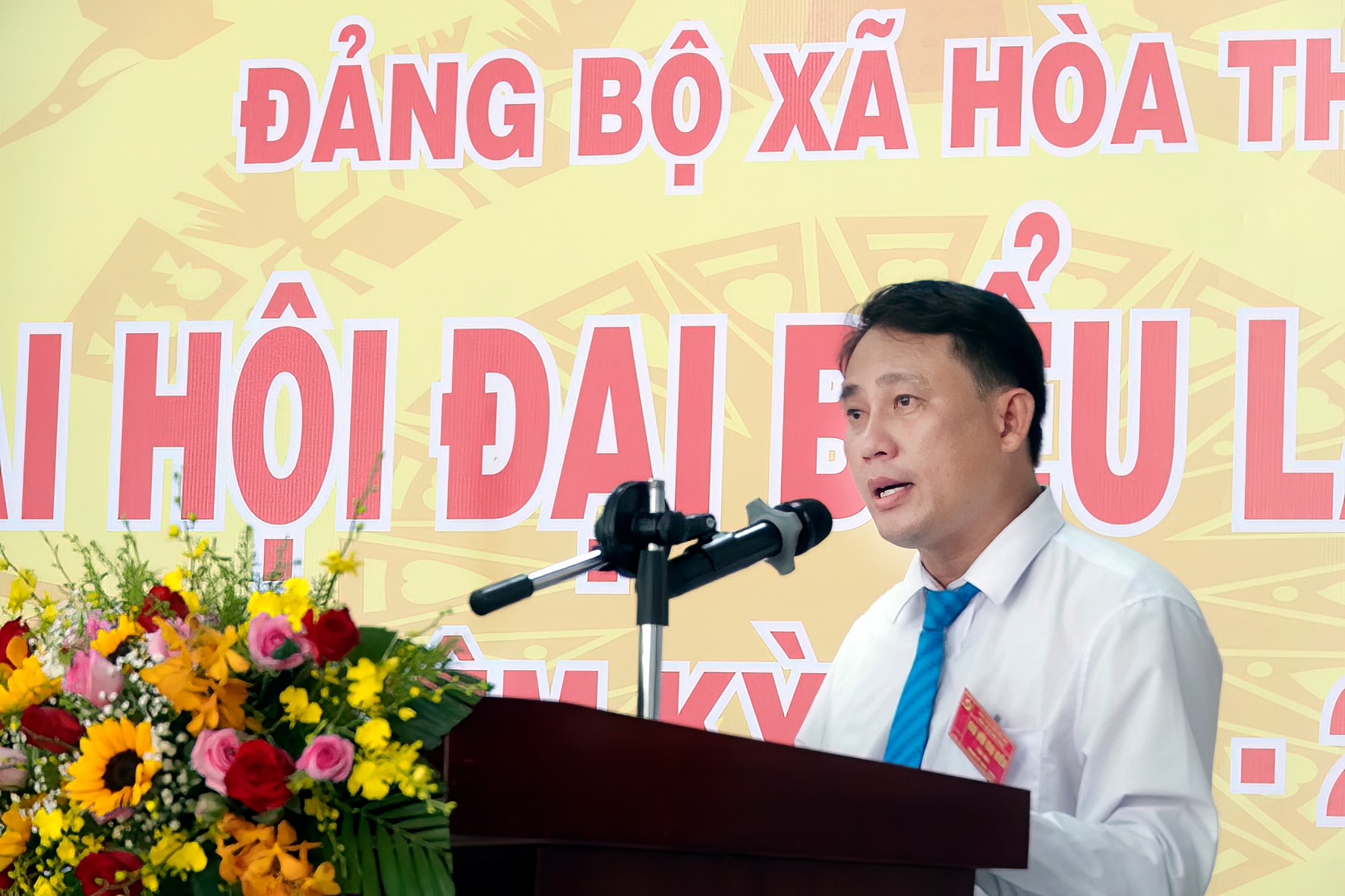 Đồng chí Nguyễn Hữu Duy, Phó bí thư thường trực, chủ tịch HĐND xã trình bày tóm tắt dự thảo báo cáo chính trị của Đảng ủy xã (ảnh N. Lân)