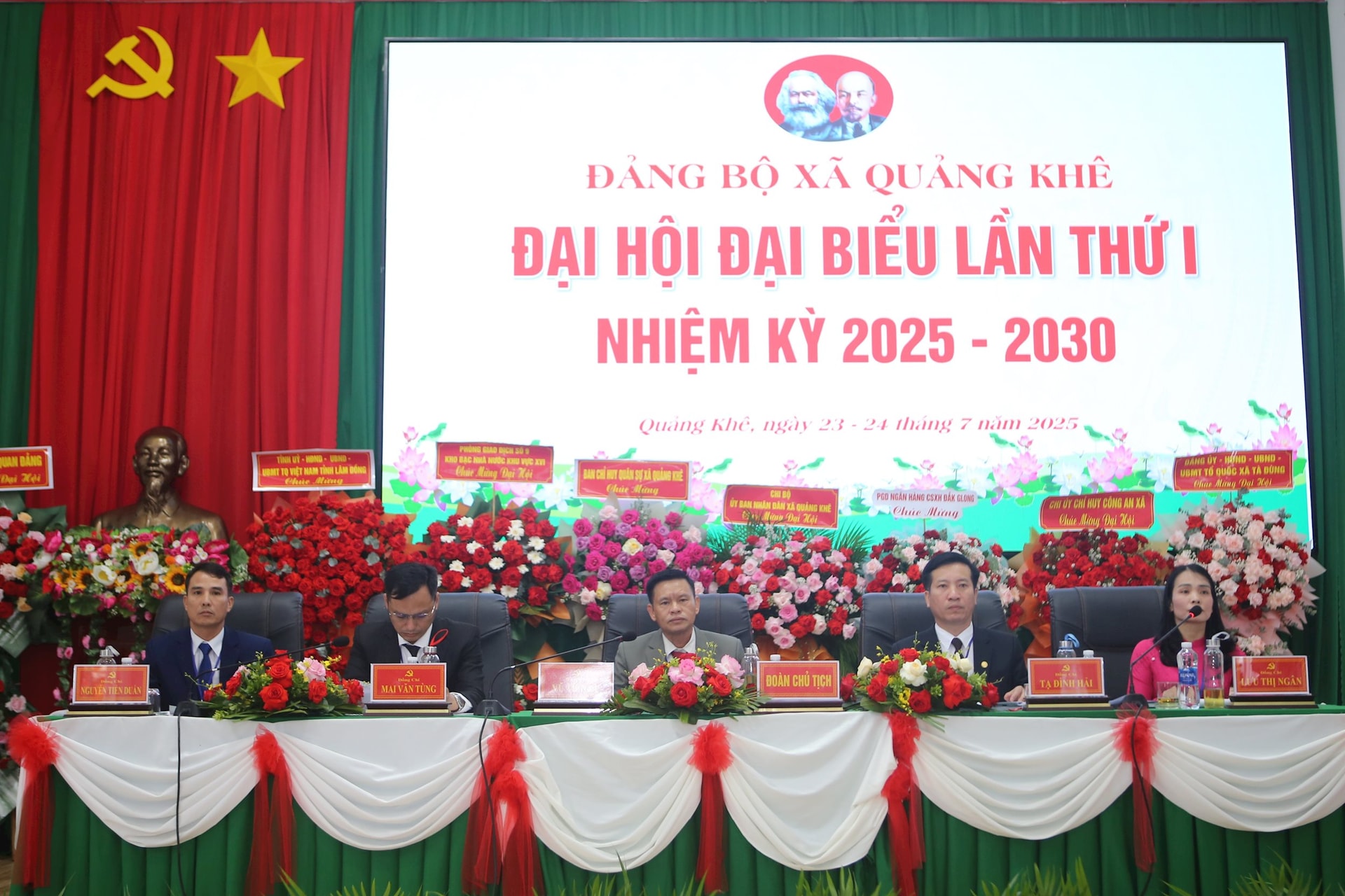 Đoàn Chủ tịch điều hành Đại hội đại biểu Đảng bộ xã Quảng Khê lần thứ I, nhiệm kỳ 2025-2030