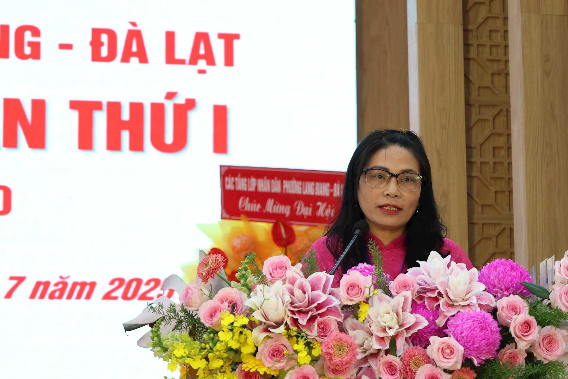 Đồng chí Nguyễn Thị Cẩm Giang - Phó Bí thư Thường trực Đảng ủy phường Lang Biang - Đà Lạt trình bày tóm tắt Báo cáo Chính trị trình Đại hội